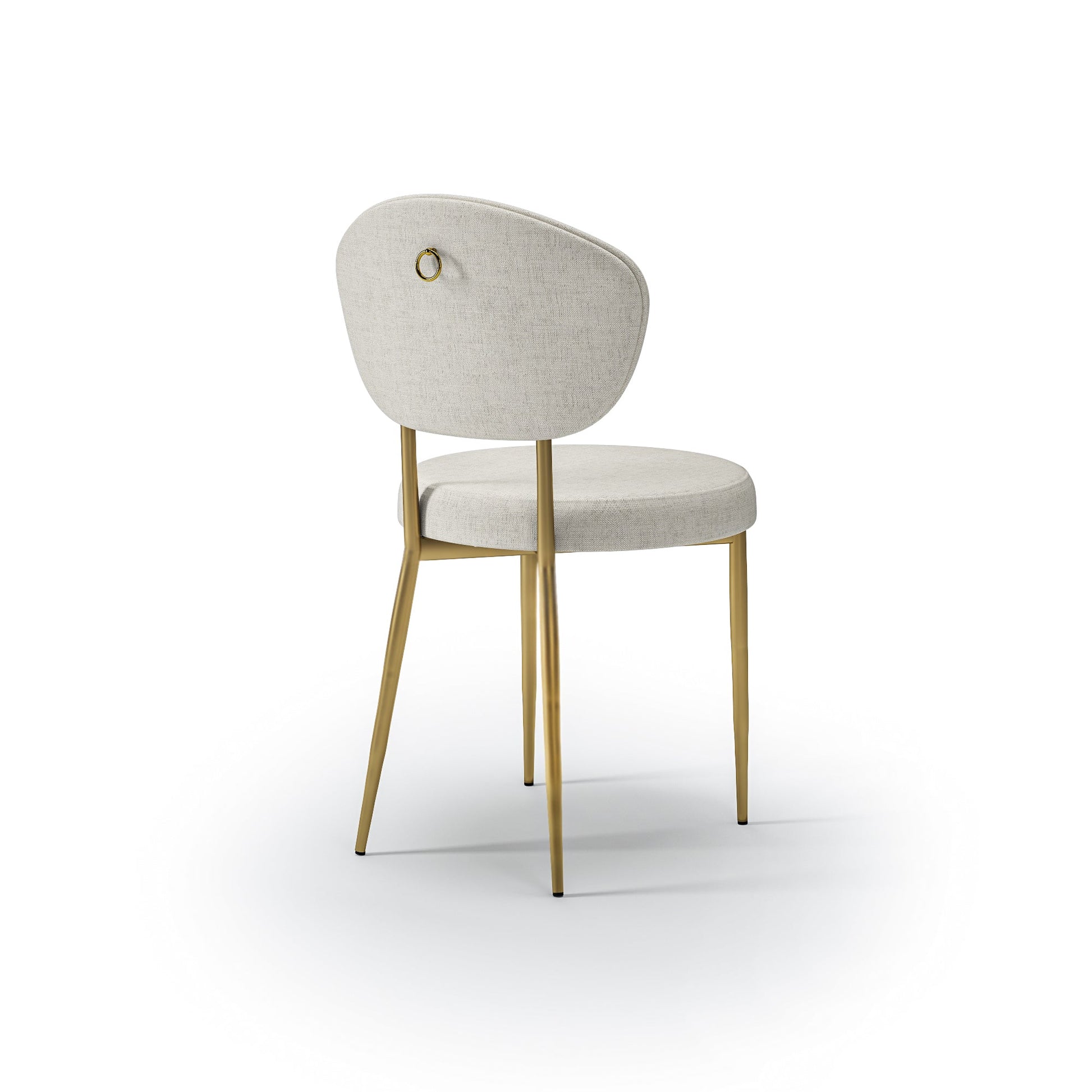 Cadeira estofada bege com encosto oval e detalhe circular dourado na lateral.