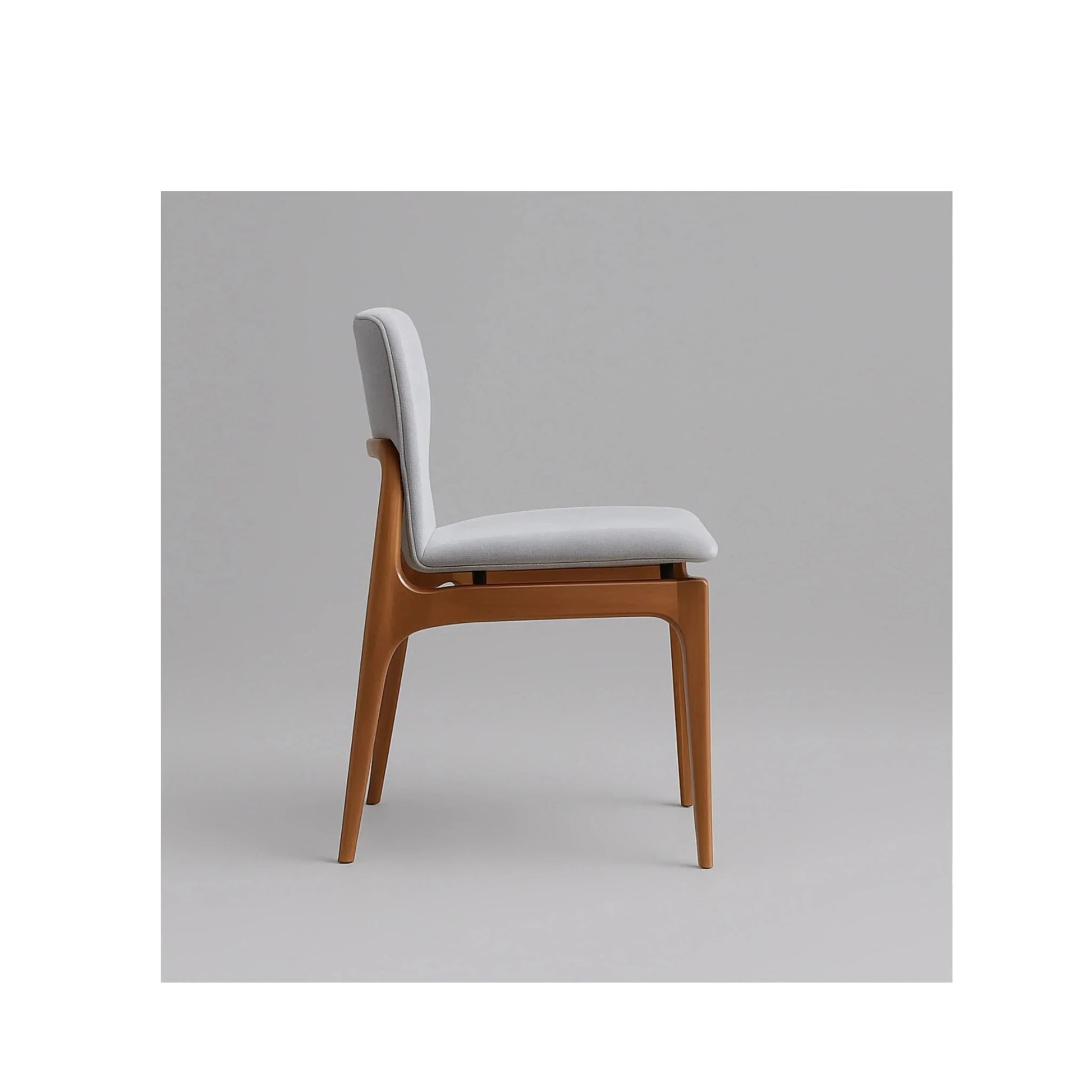 Cadeira com encosto alto estofado cinza-claro e base de madeira, design simples