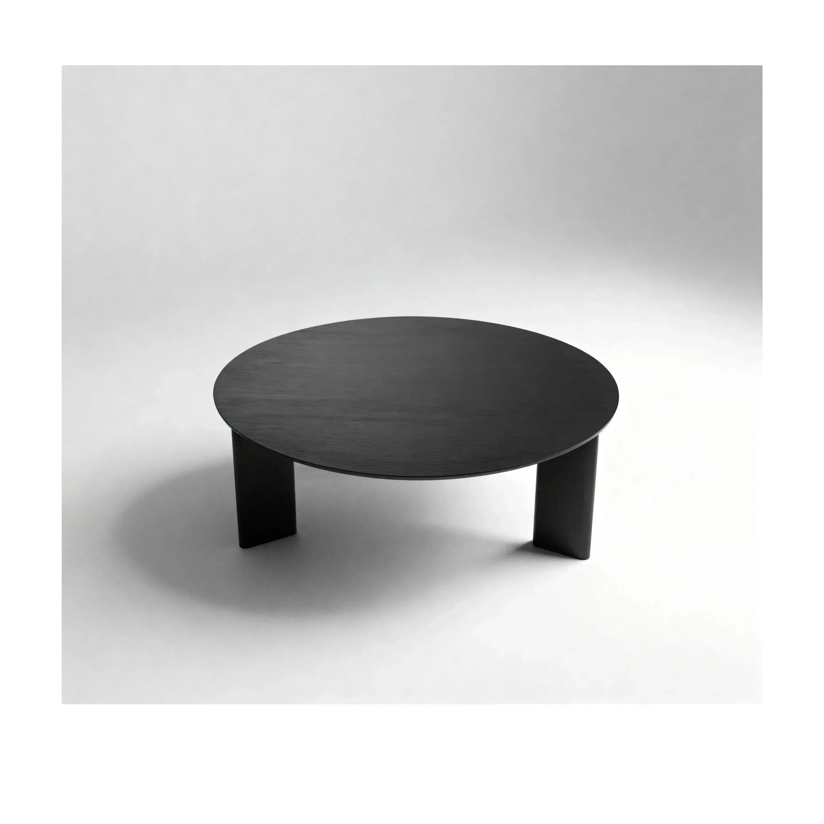 Mesa de Centro Caia Nero – mesa redonda com acabamento escuro Nero para sala de estar