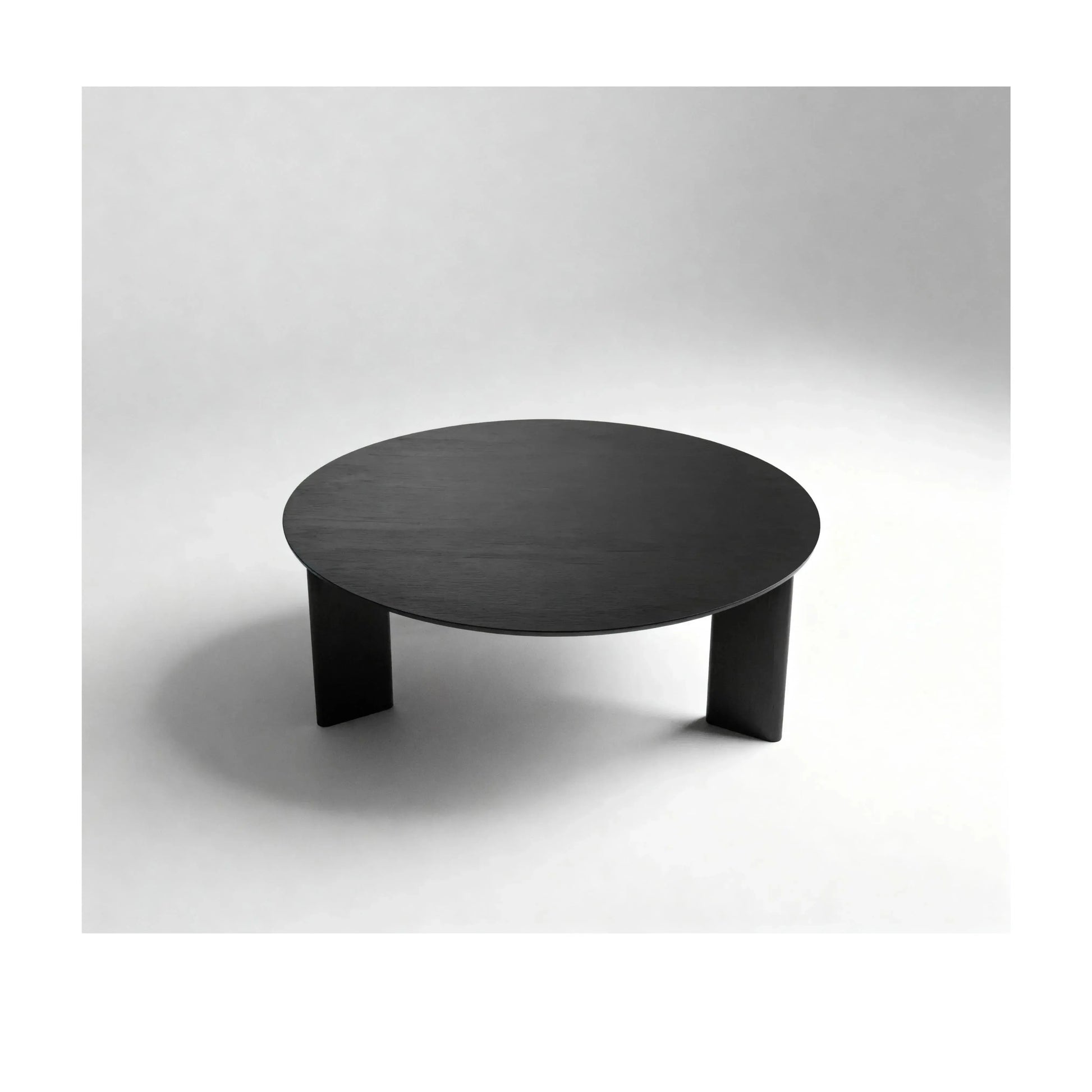 Mesa de Centro Caia Nero – mesa redonda com acabamento escuro Nero para sala de estar