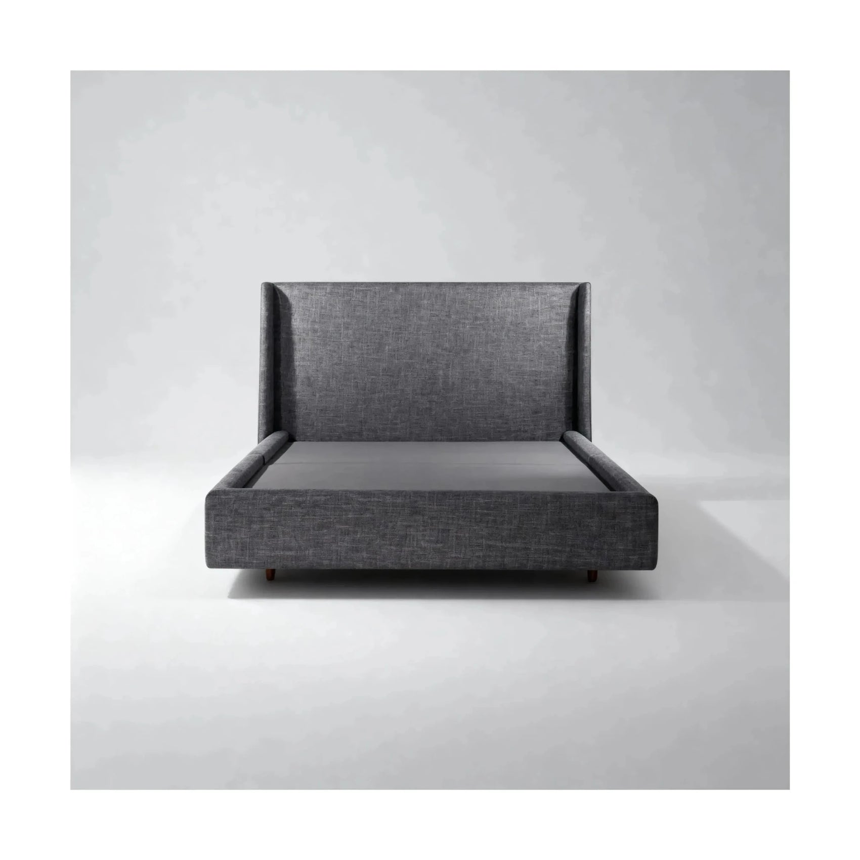 Cama estofada cinza com cabeceira alta, vista frontal com almofadas removidas