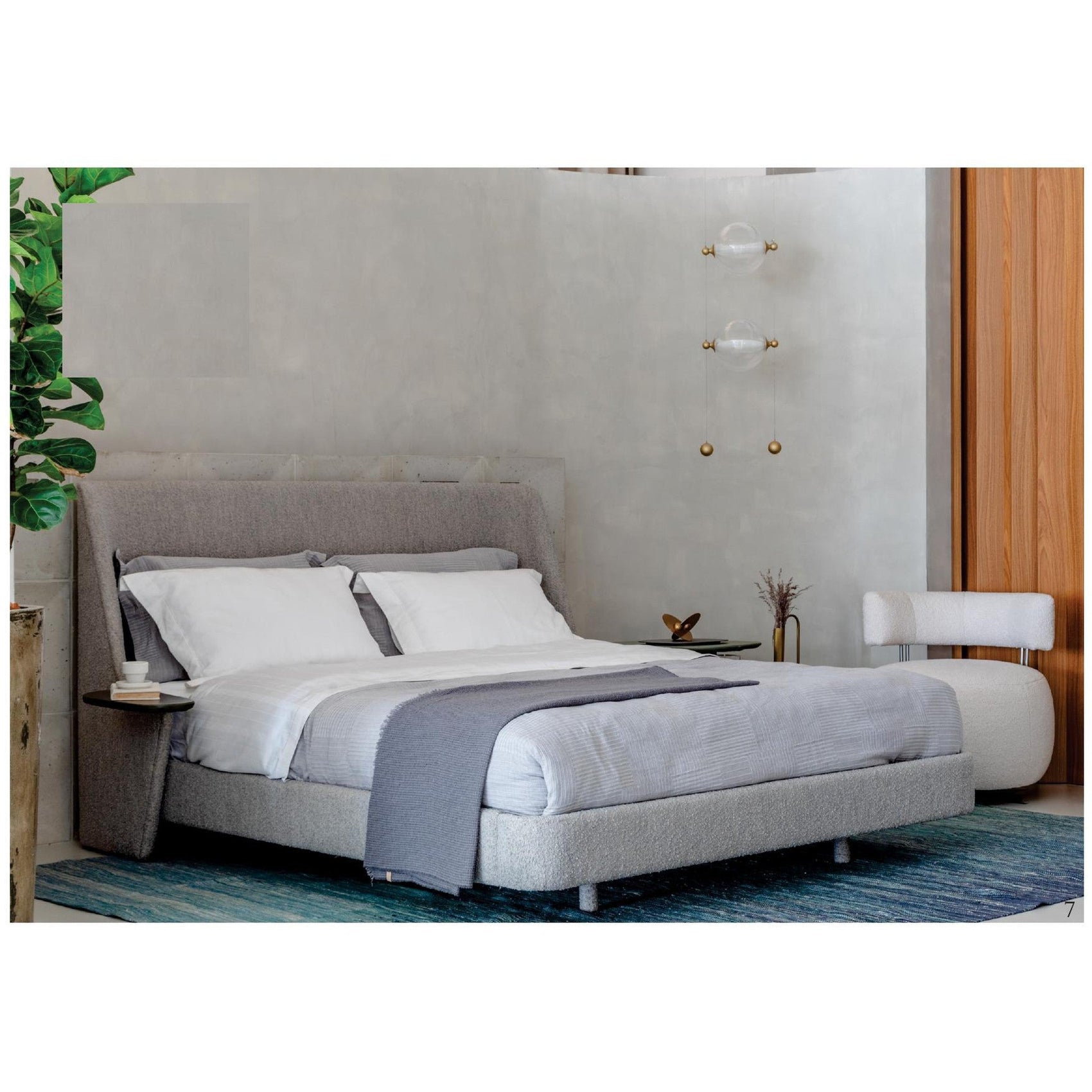 Cama Aura estofada cinza, roupa de cama branca e cinza com travesseiros