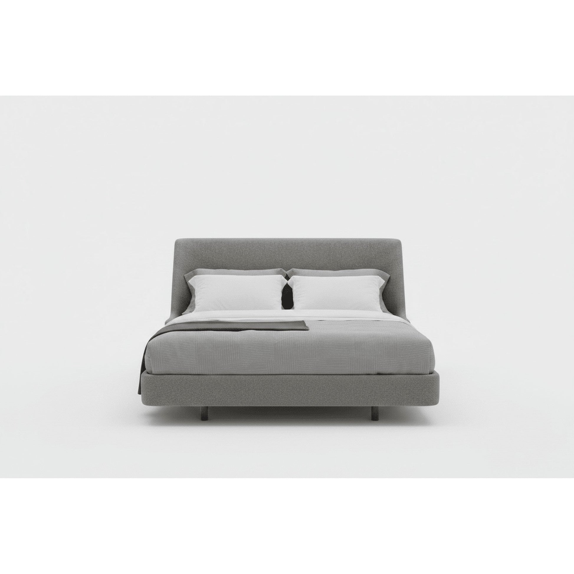 Cama Aura estofada cinza, cabeceira alta, base baixa e pés, com duas almofadas brancas