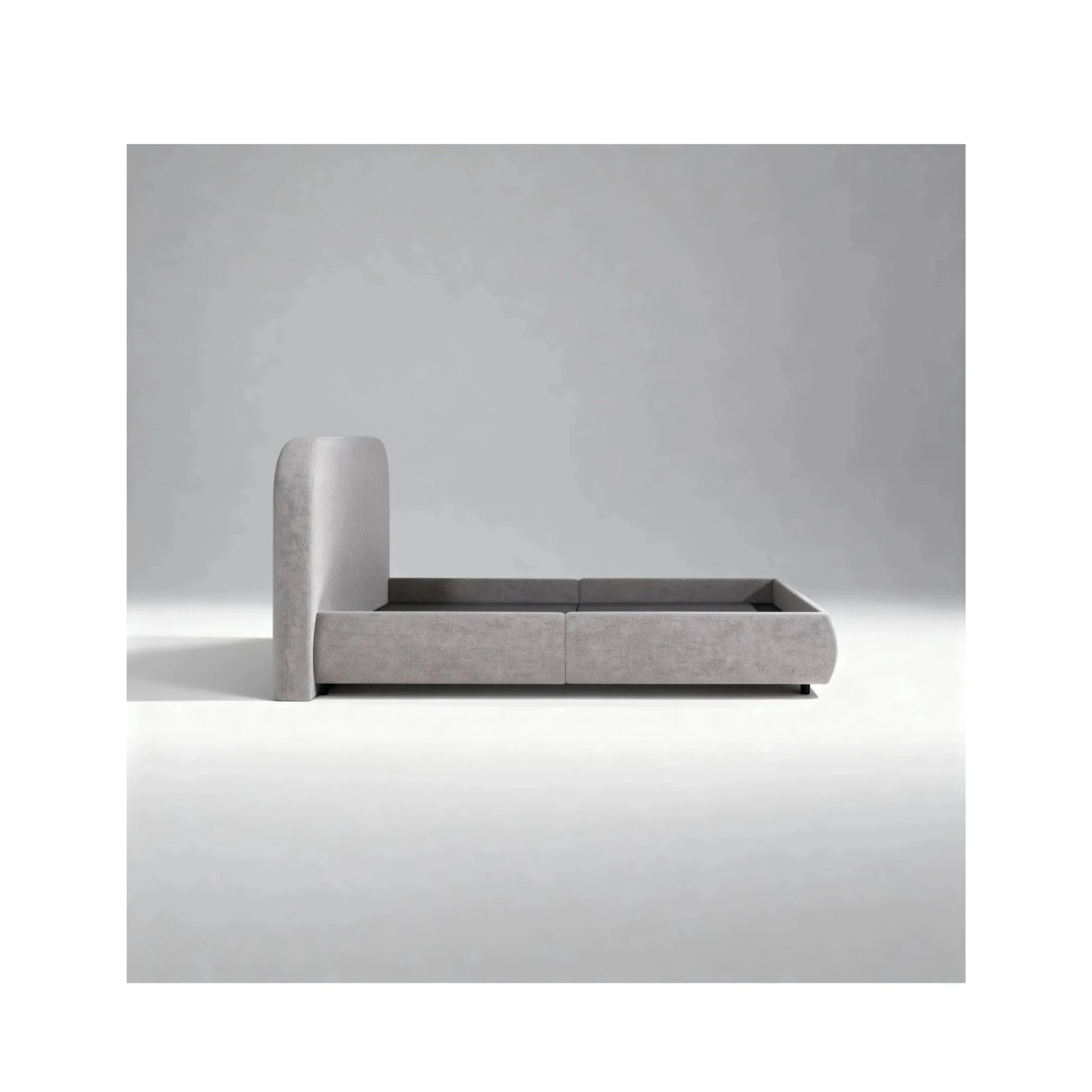 Cama estofada cinza com encosto alto curvo e base estofada