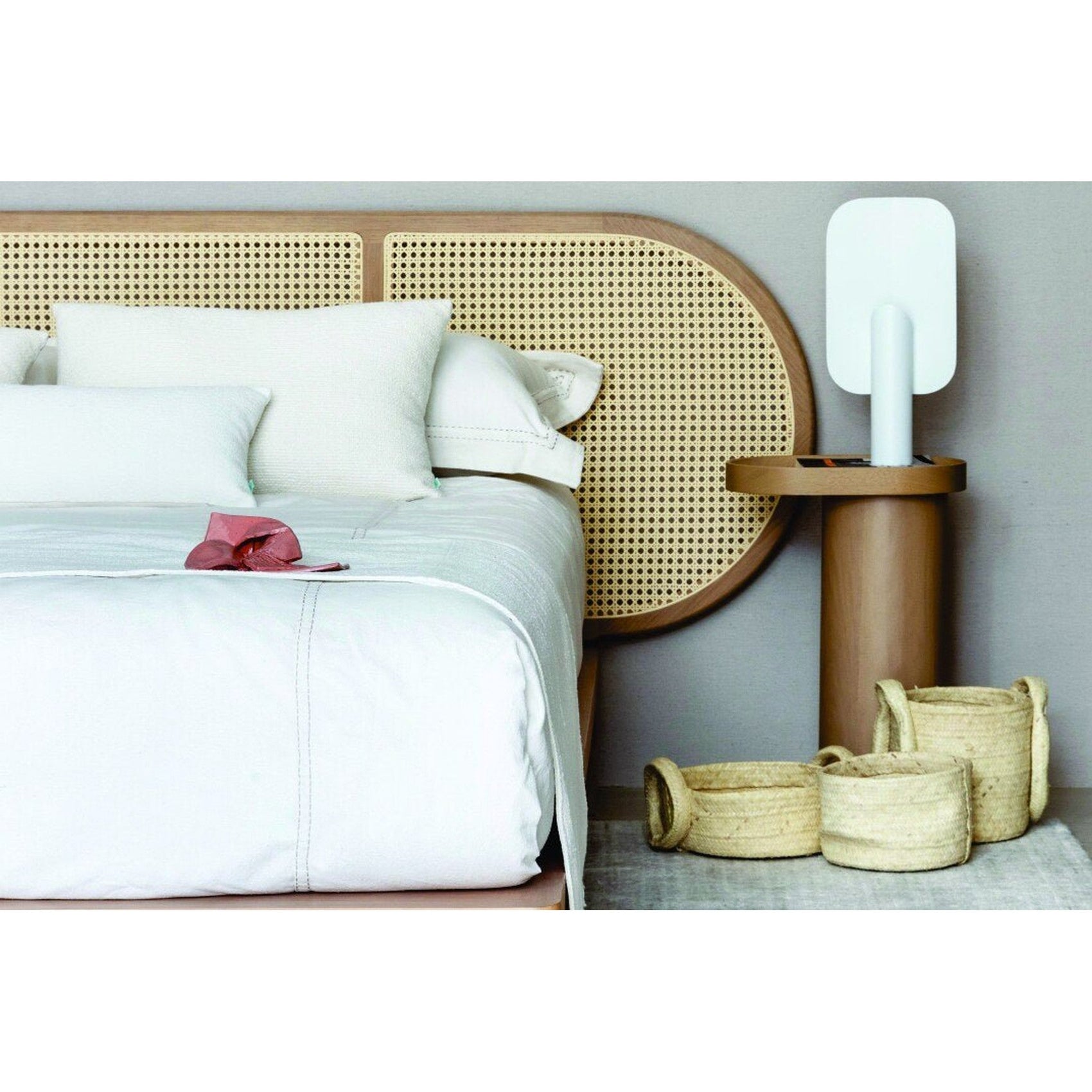 Cama Brisa com cabeceira de palhinha e criado-mudo lateral em madeira clara.