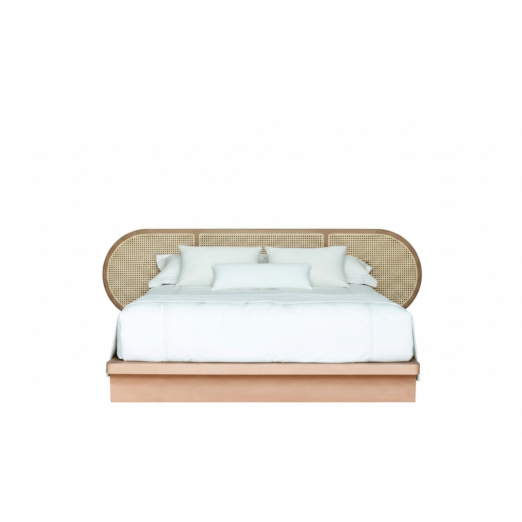 Cama Brisa com cabeceira de palhinha bege e cama estofada branca.