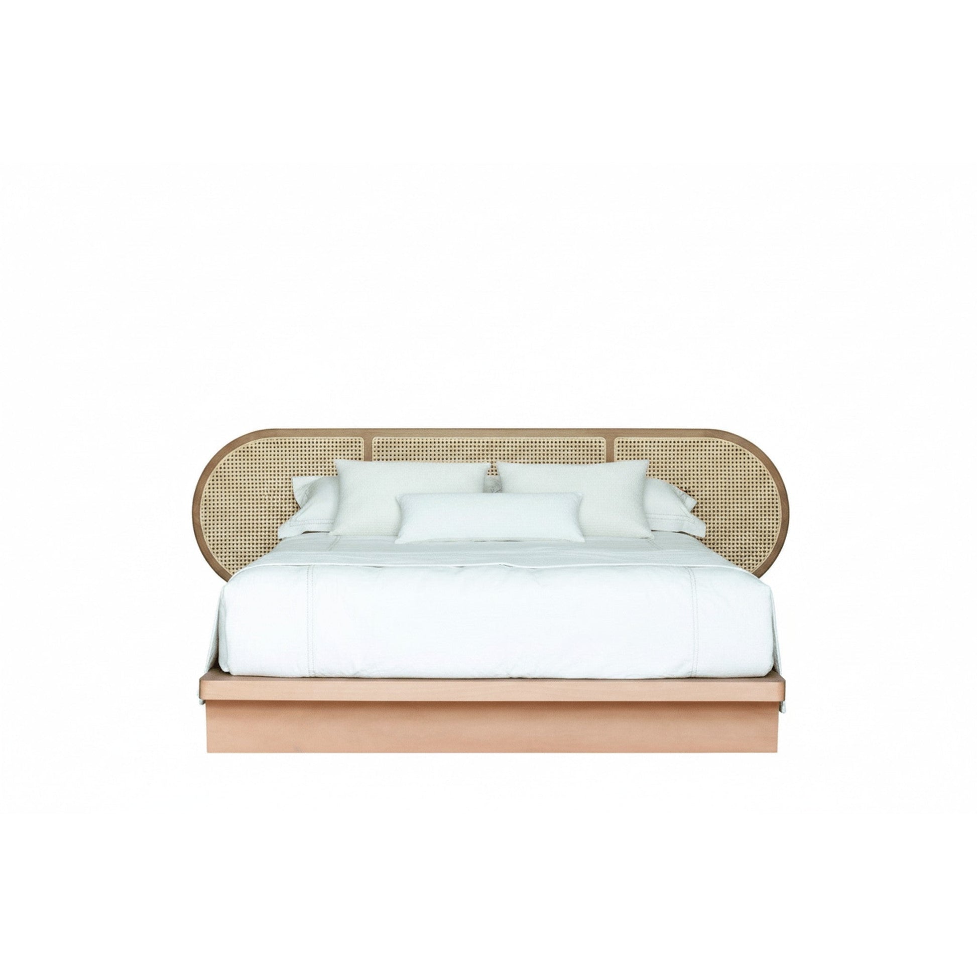 Cama Brisa com cabeceira de palhinha bege e cama estofada branca.