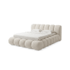 Cama estofada bege claro com cabeceira alta e detalhe acolchoado nas laterais