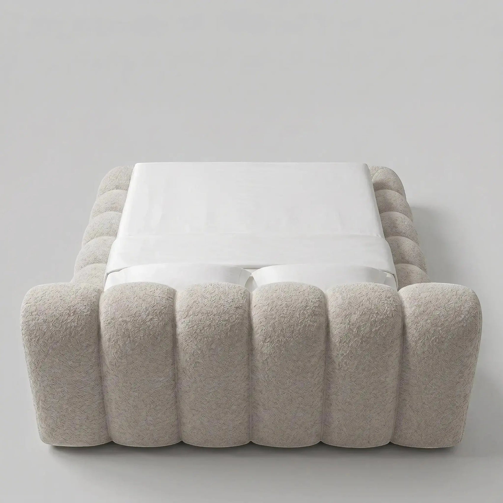 Cama casal estofada bege com detalhes em faixas e base com volumes arredondados