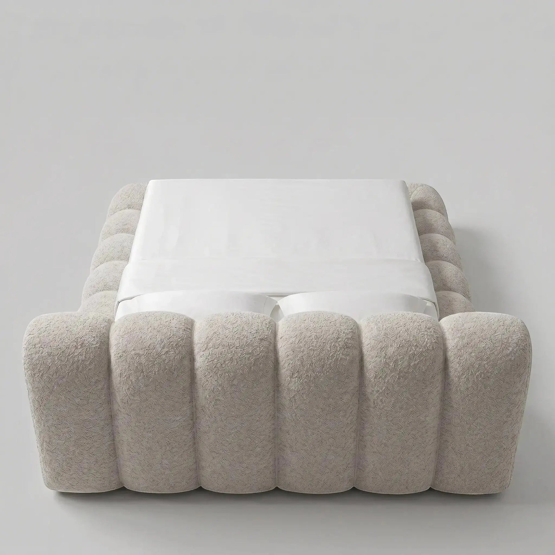 Cama casal estofada bege com detalhes em faixas e base com volumes arredondados