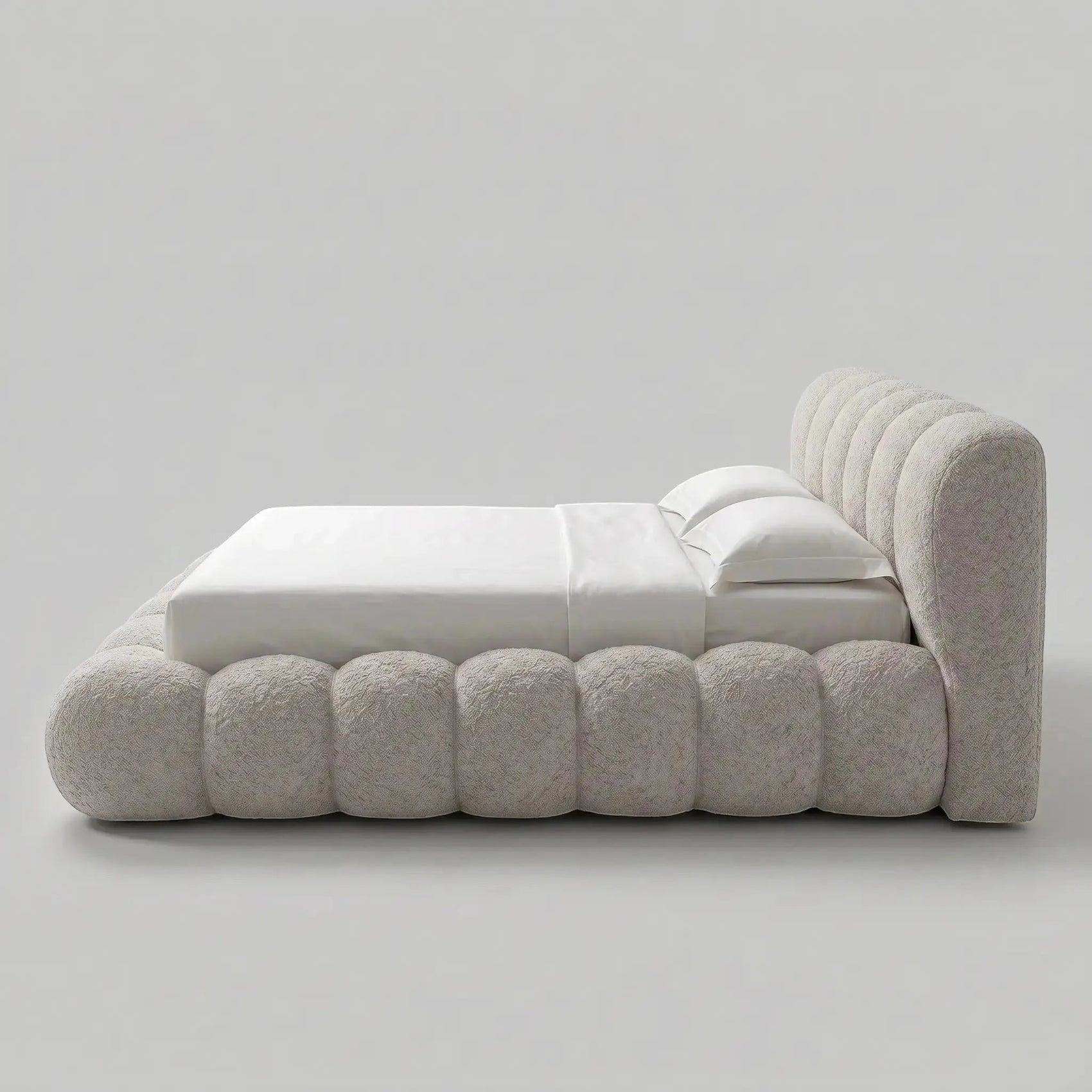 Cama casal estofada bege com cabeceira lateral baixa e roupa de cama branca