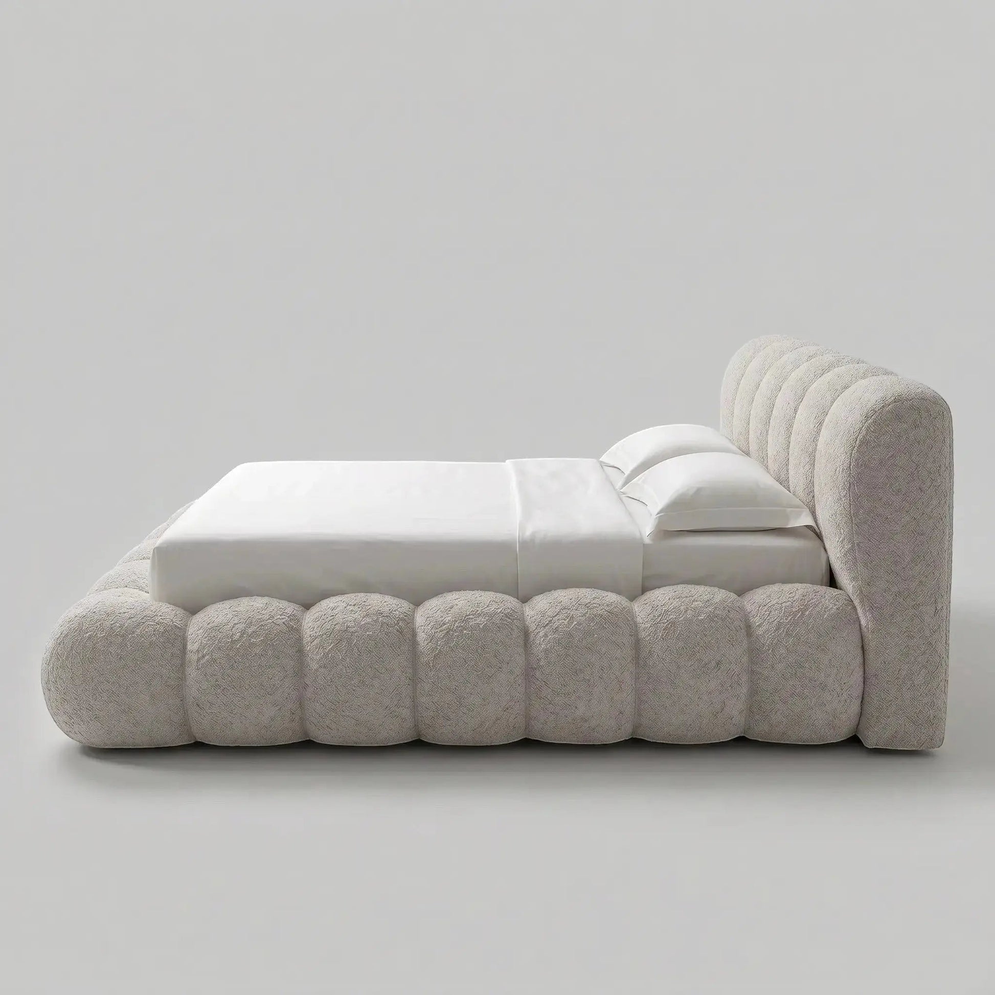 Cama casal estofada bege com cabeceira lateral baixa e roupa de cama branca