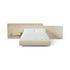 Cama estofada bege com cabeceira retangular e roupa de cama branca