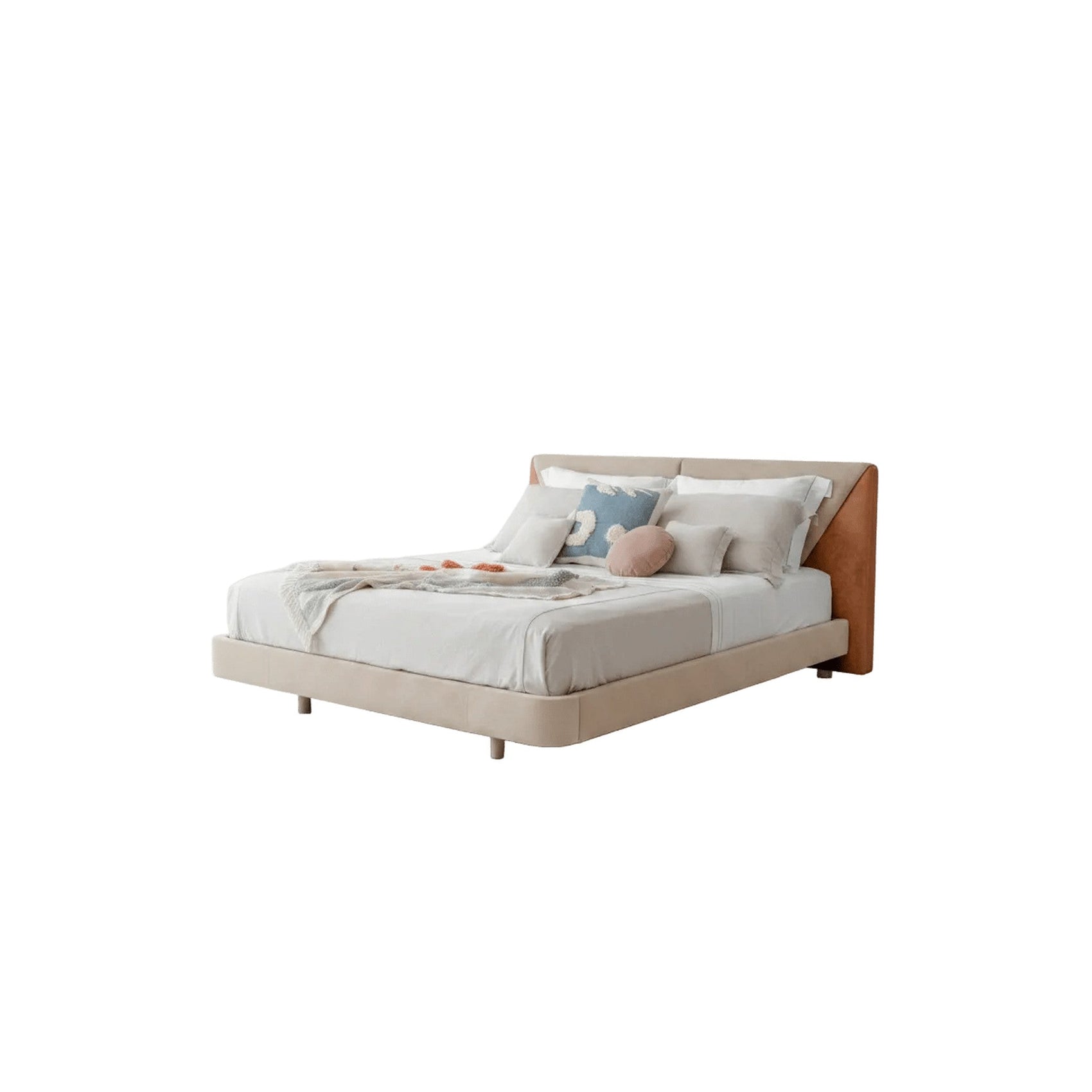Cama estofada com cabeceira alta em tecido bege, pés palito e base retangular.