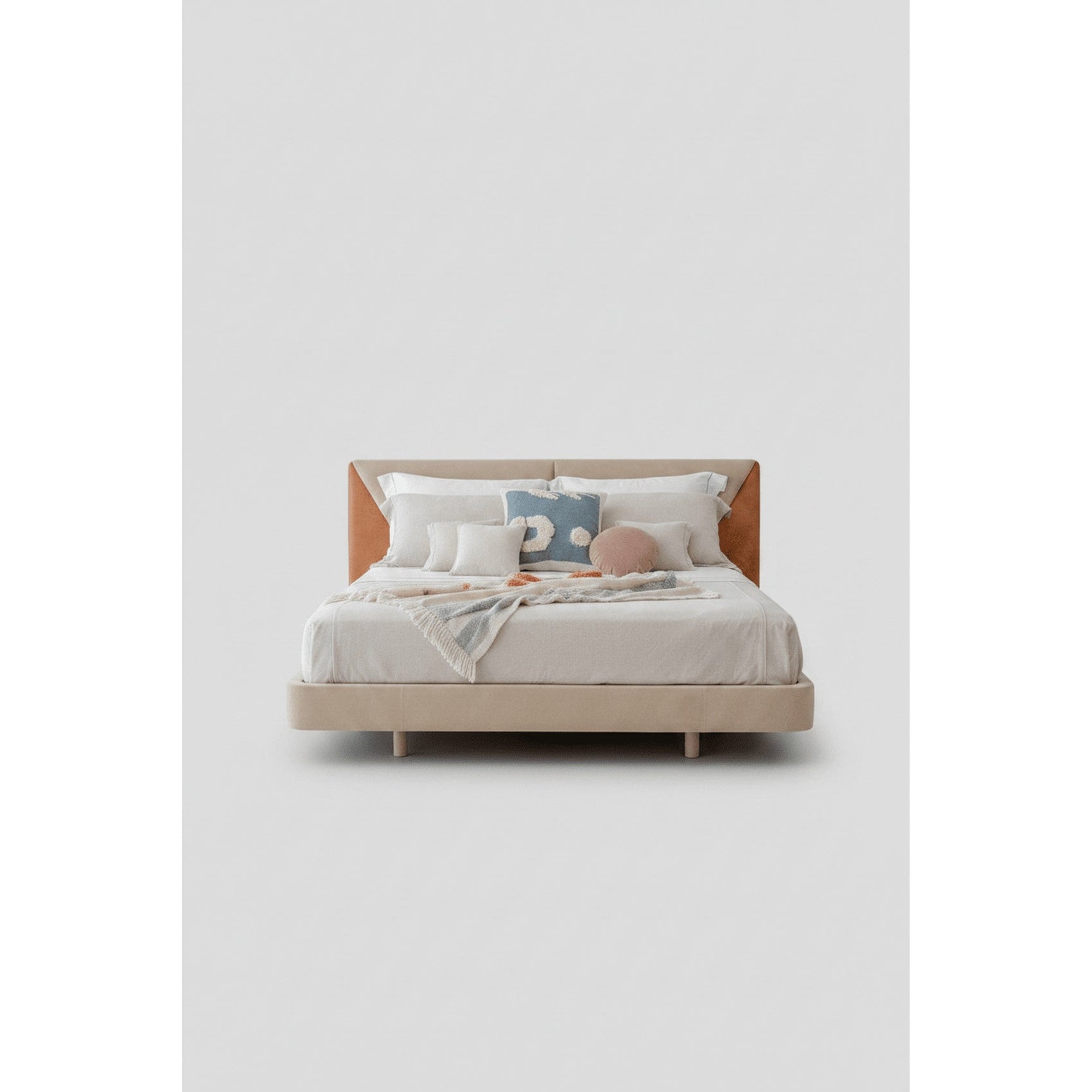Cama estofada com cabeceira alta e base retangular em tom bege, com roupa de cama branca.