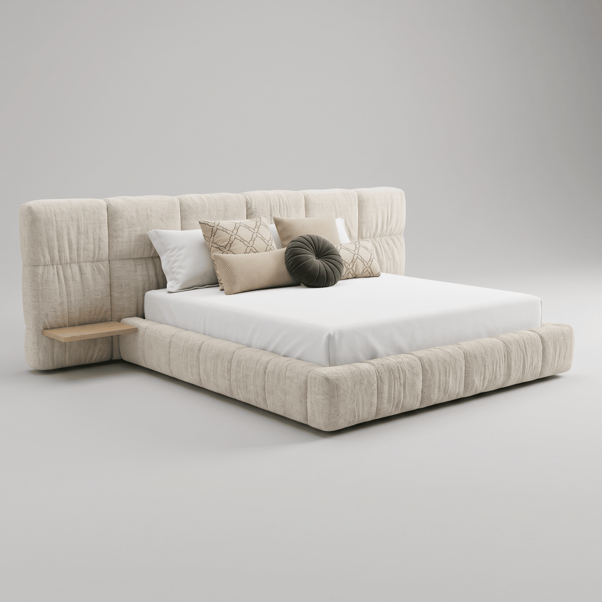 Cama de cabeceira alta e base estofada em gomos com mesa lateral de madeira, vista de três quartos