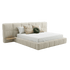 Cama com cabeceira estendida em gomos estofados e mesas laterais de madeira acopladas