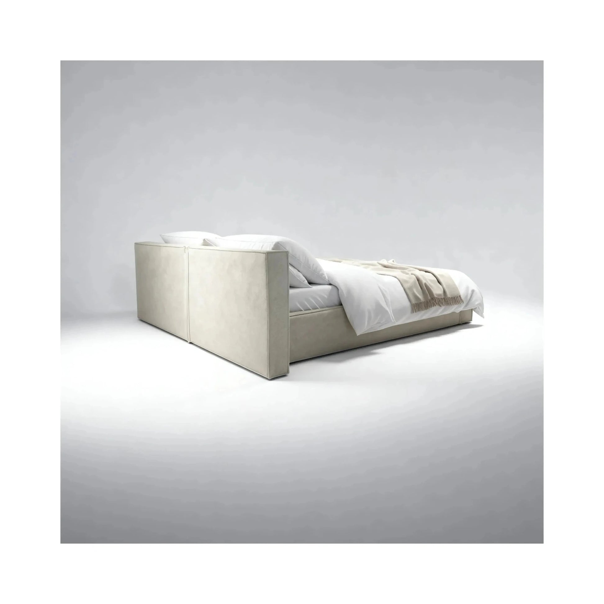 Cama Diana estofada bege, colchão e roupa de cama brancos, vista lateral