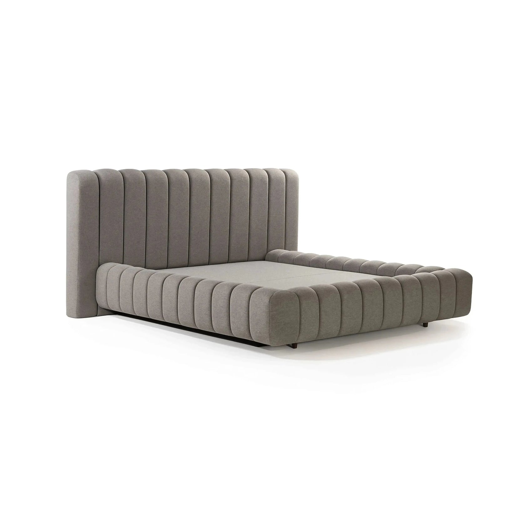 Cama estofada cinza com cabeceira alta e base com painéis verticais