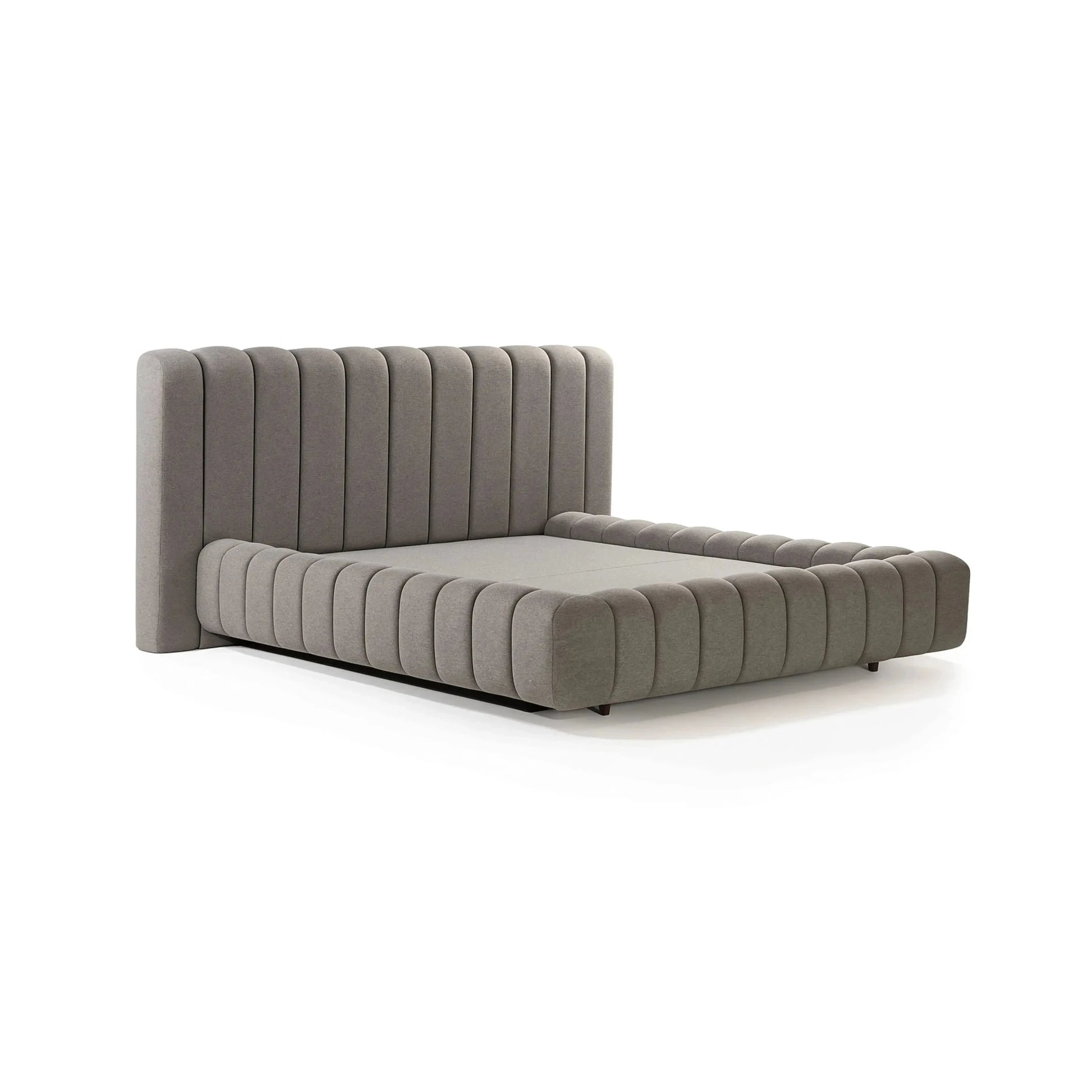 Cama estofada cinza com cabeceira alta e base com painéis verticais