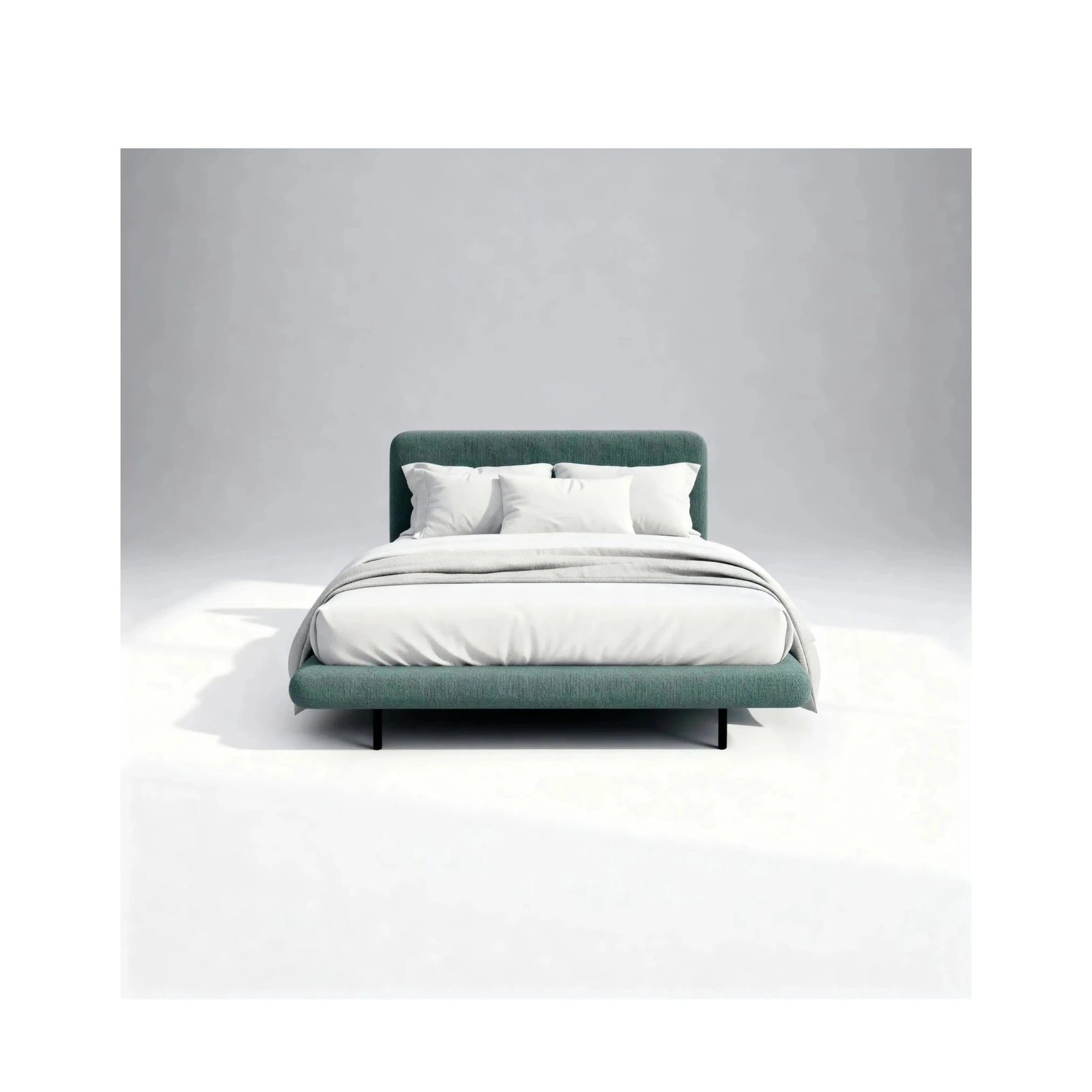 Cama estofada verde-azulada com cabeceira alta, colchão e roupa de cama branca.