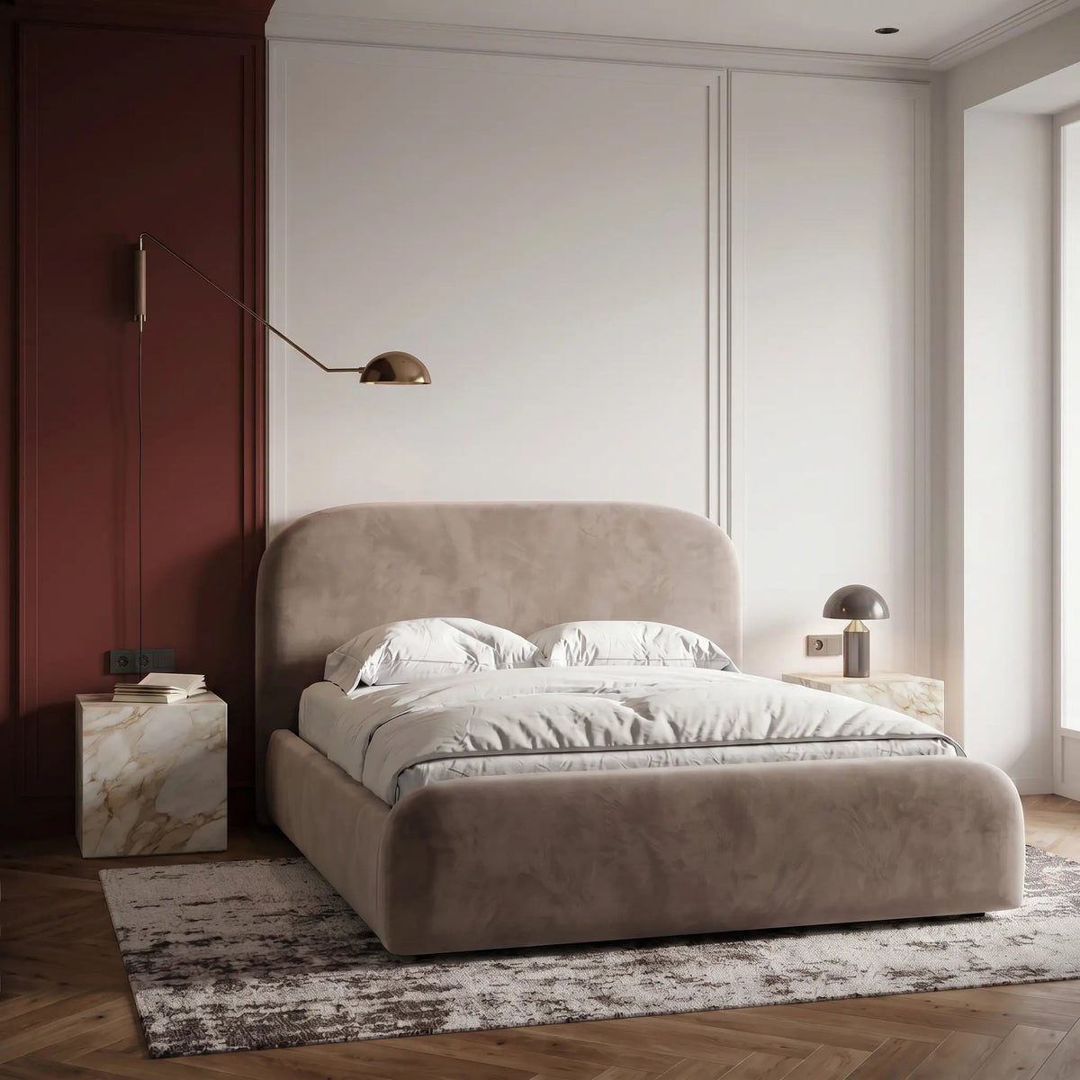 Cama de casal estofada clara com cabeceira alta e roupa de cama branca