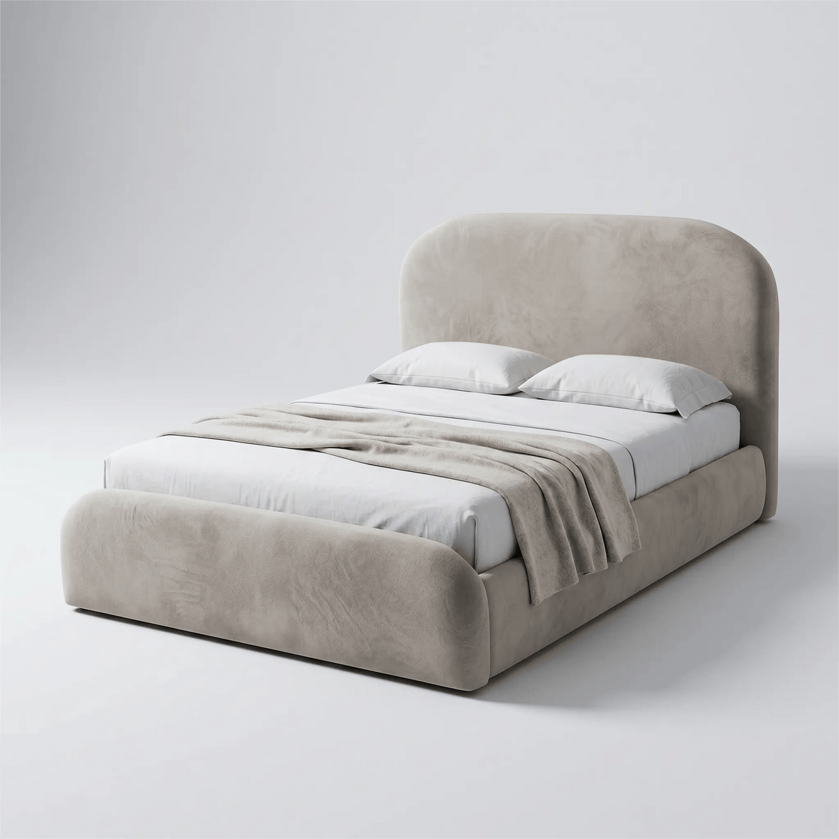 Cama estofada clara com cabeceira alta e roupa de cama branca com manta cinza