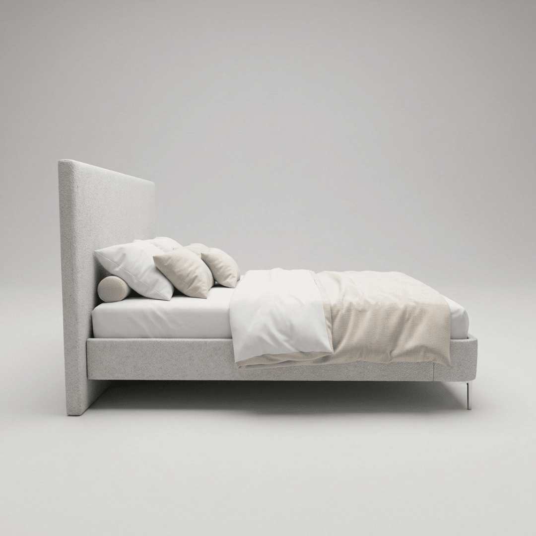 Cama estofada em vista lateral, com cabeceira alta espessa e base estofada sobre pés finos prateados