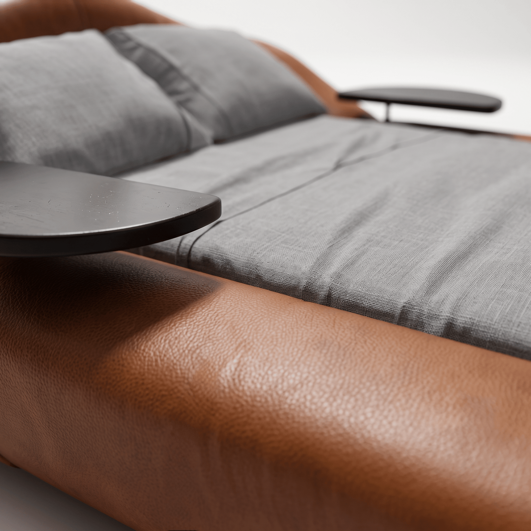 Cama Haru estofada marrom com textura tipo couro e roupa de cama branca