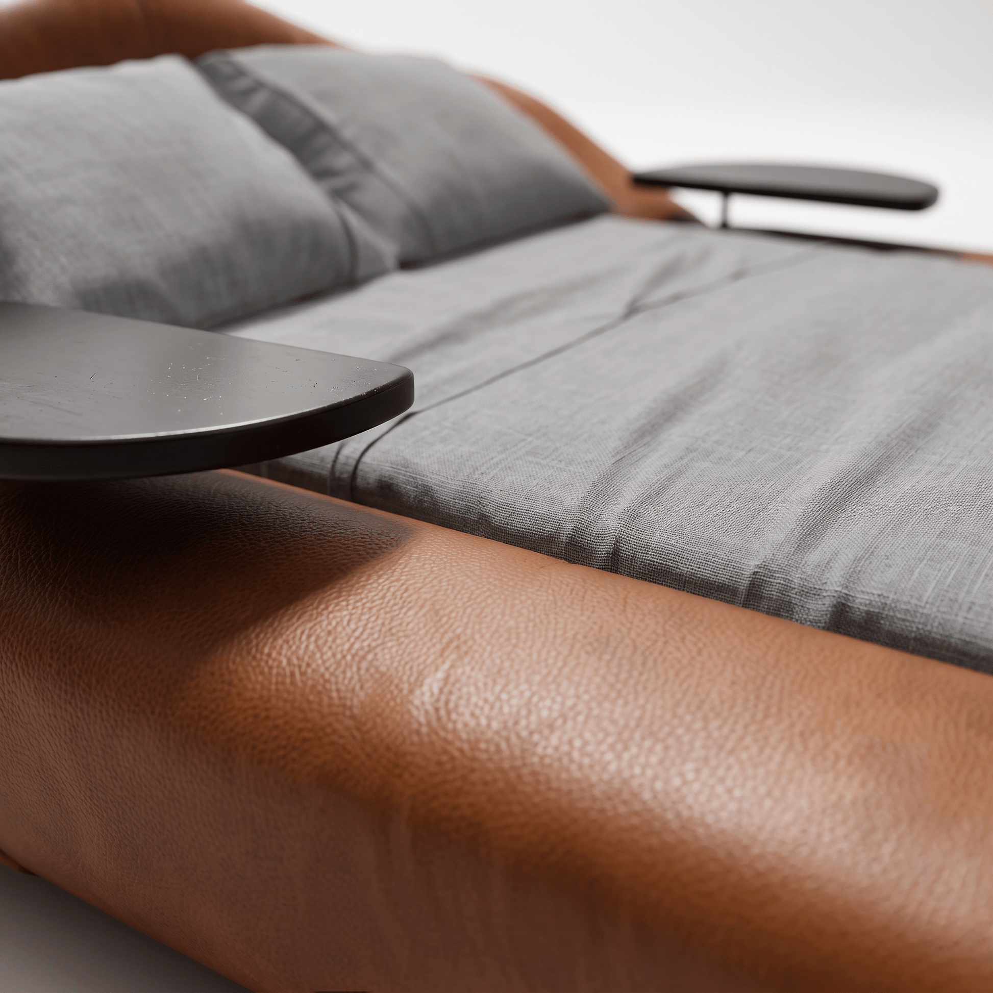 Cama Haru estofada marrom com textura tipo couro e roupa de cama branca