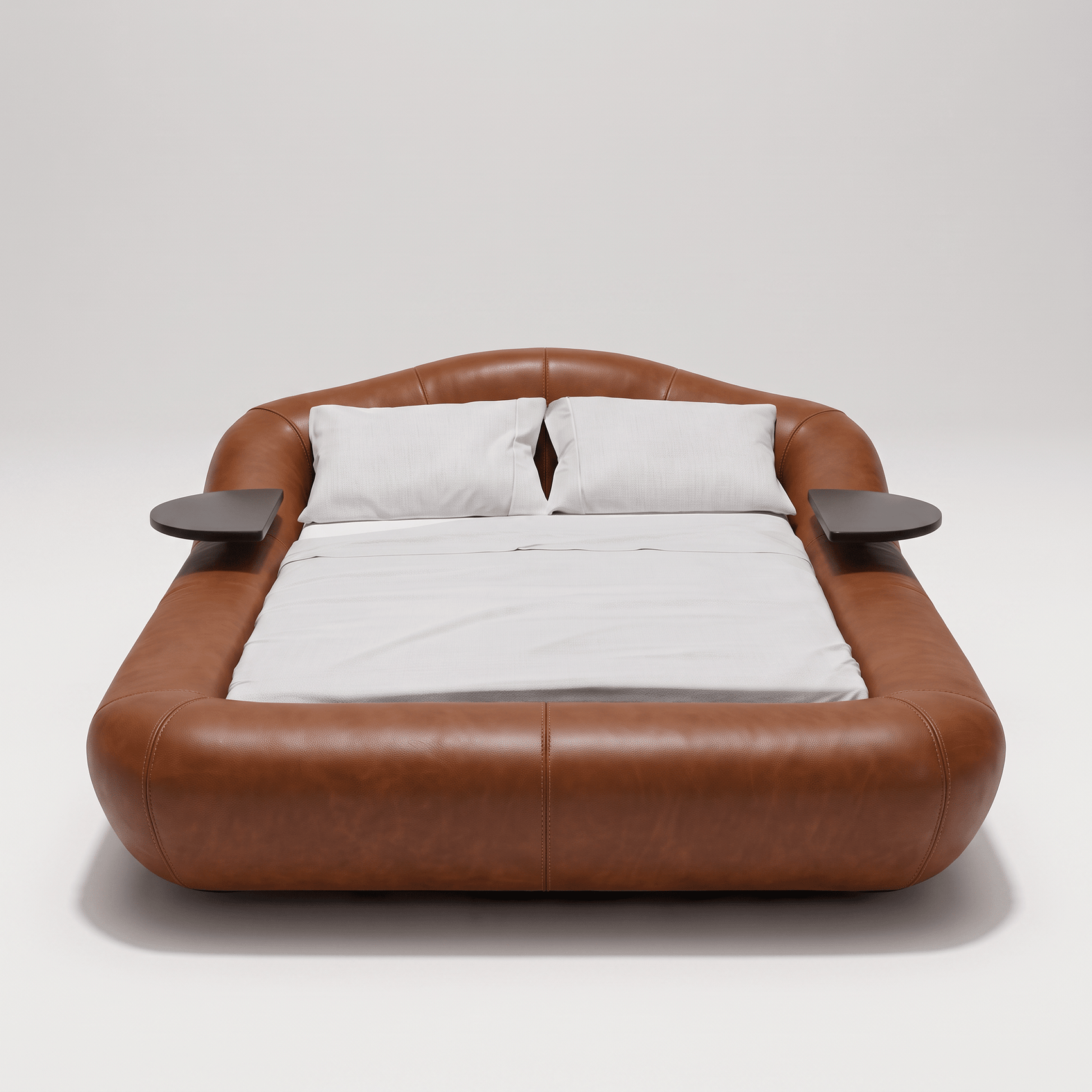 Cama Haru estofada marrom com travesseiros brancos e bandejas laterais pretas