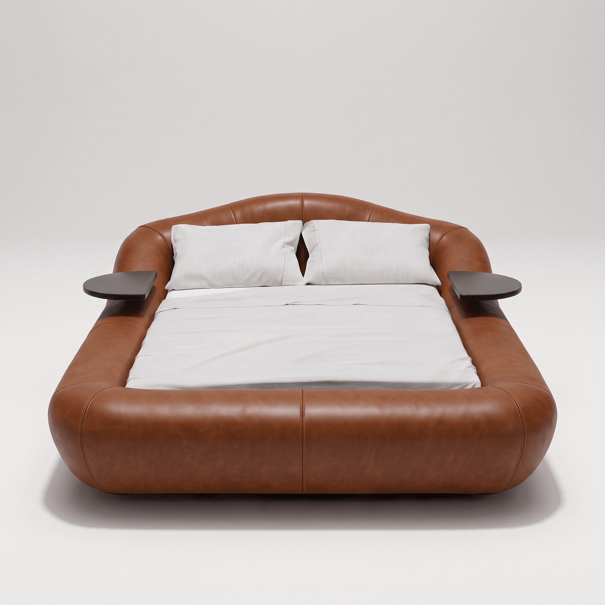 Cama Haru estofada marrom com travesseiros brancos e bandejas laterais pretas