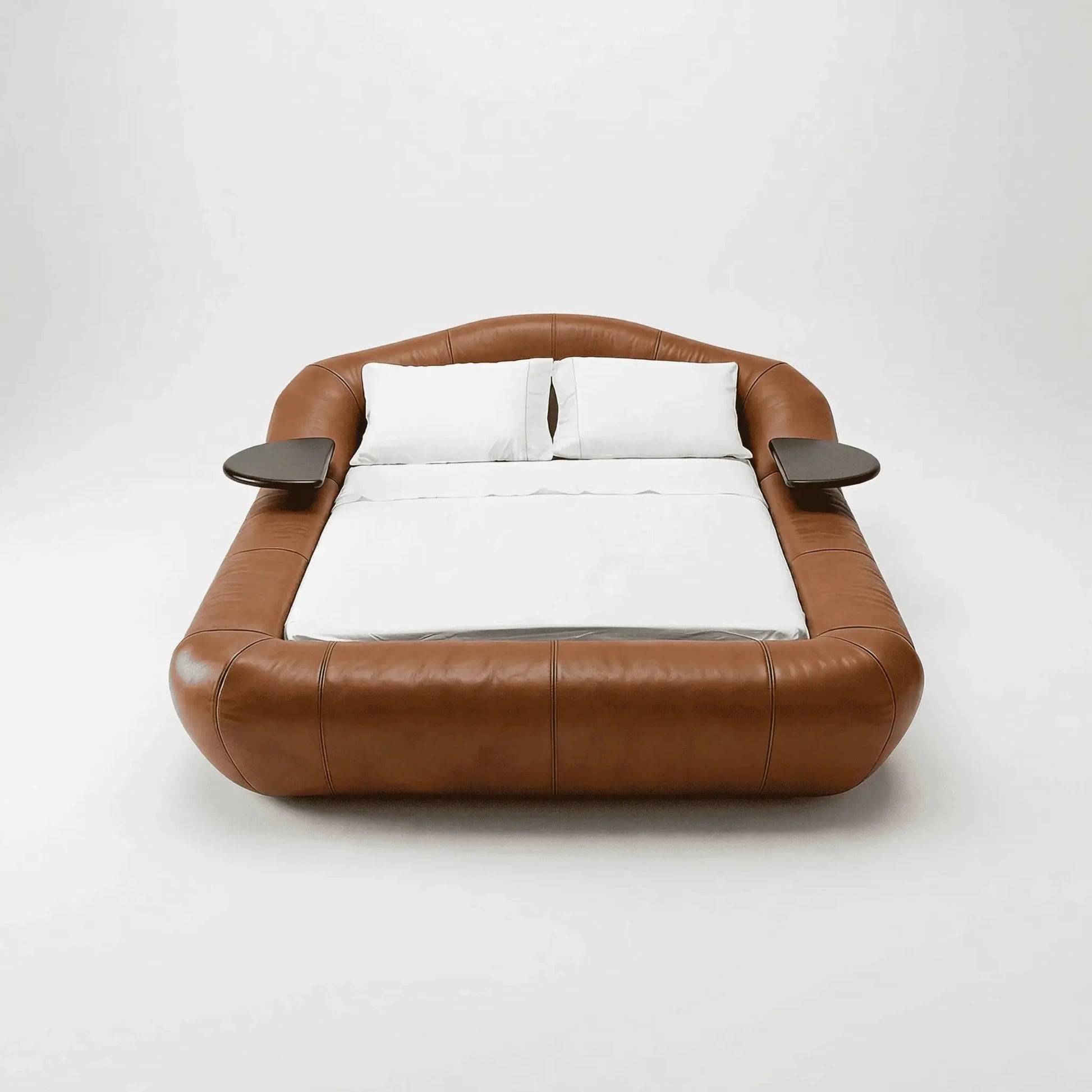Cama Haru de couro marrom com roupa de cama branca e laterais pretas