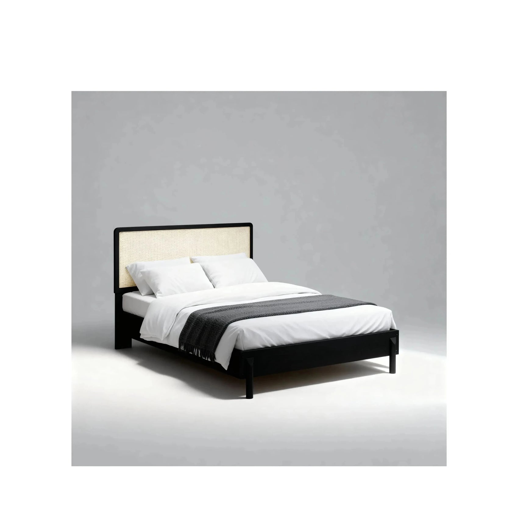 Cama com estrutura preta e cabeceira em tecido bege com roupa de cama branca
