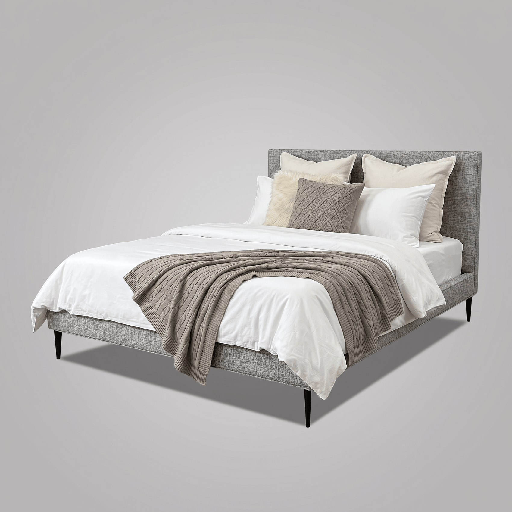 Cama Isla estofada cinza, cabeceira alta, roupa de cama branca e manta cinza clara