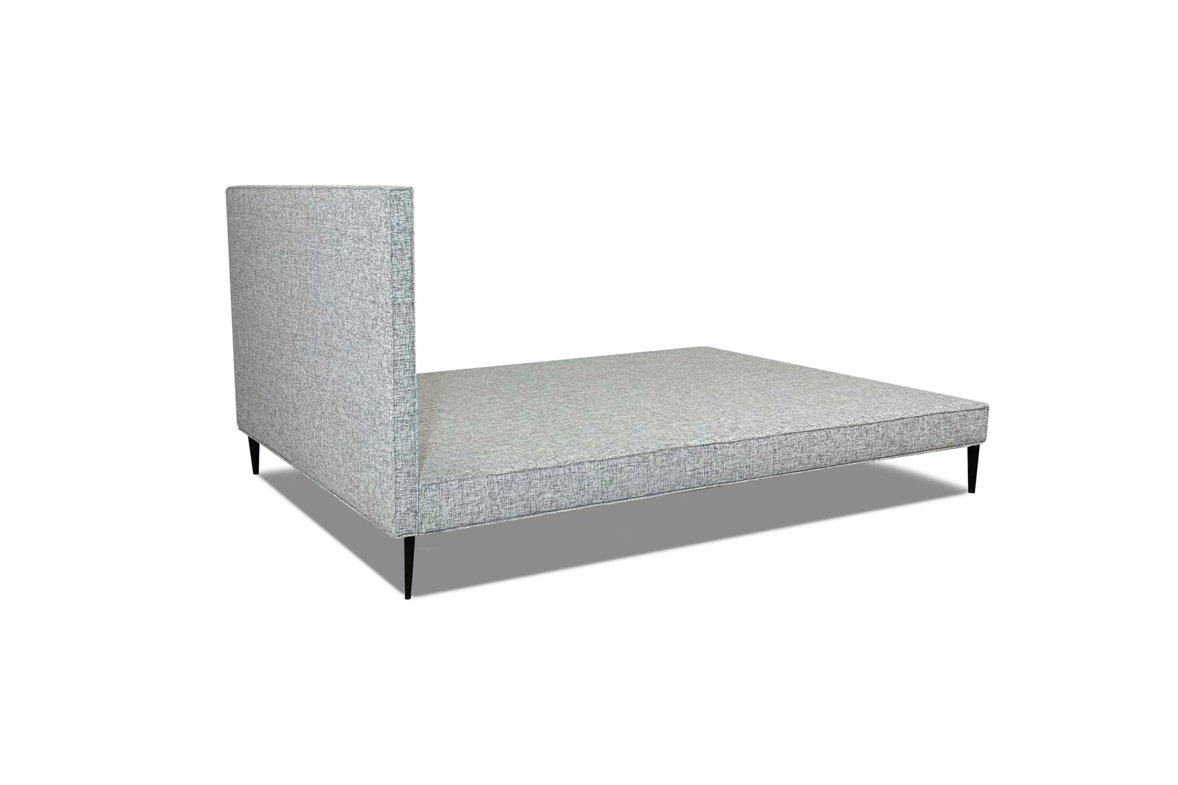 Cama Isla estofada cinza, estrutura retangular com pernas pretas