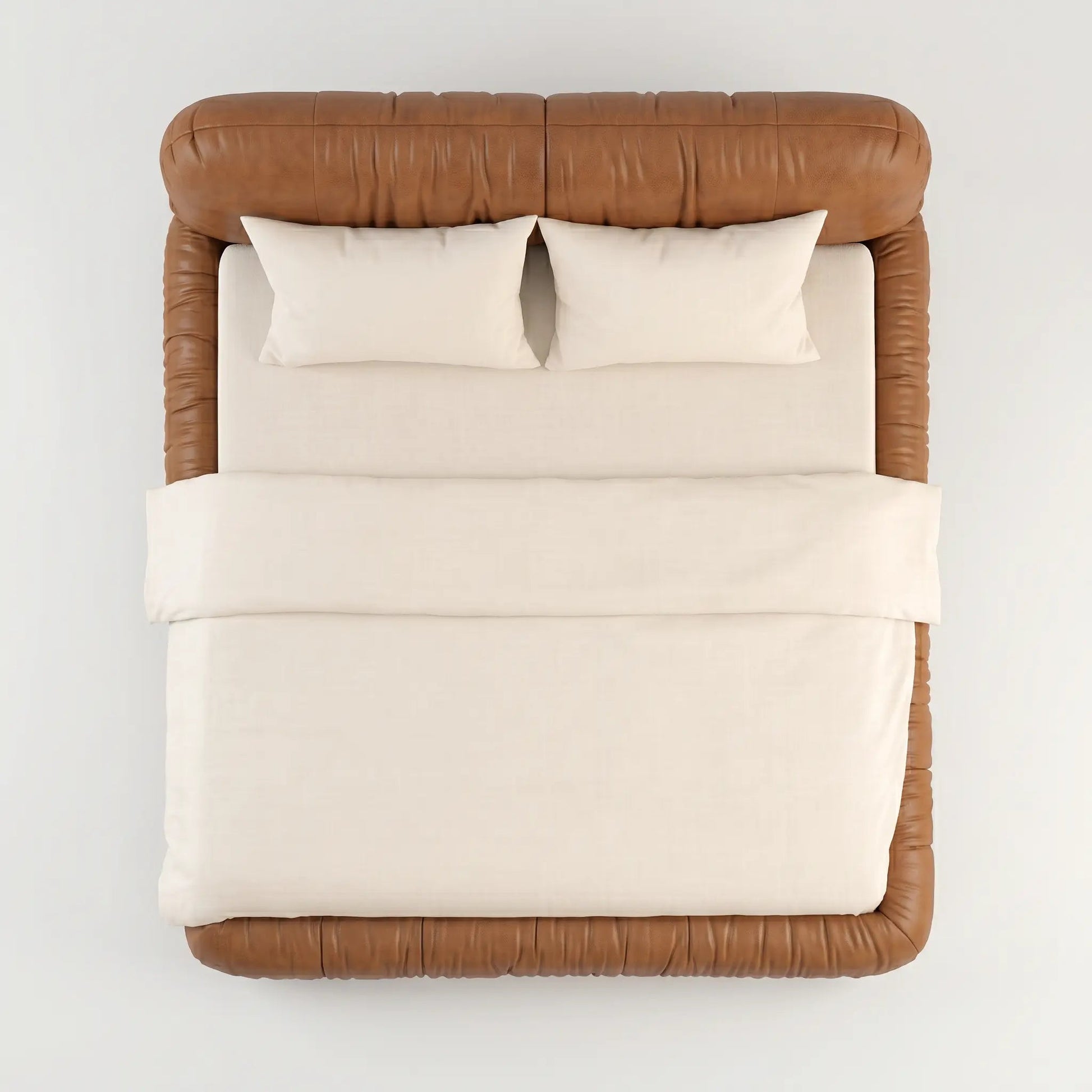 Cama estofada marrom com cabeceira alta e conjunto de lençol branco, com duas almofadas