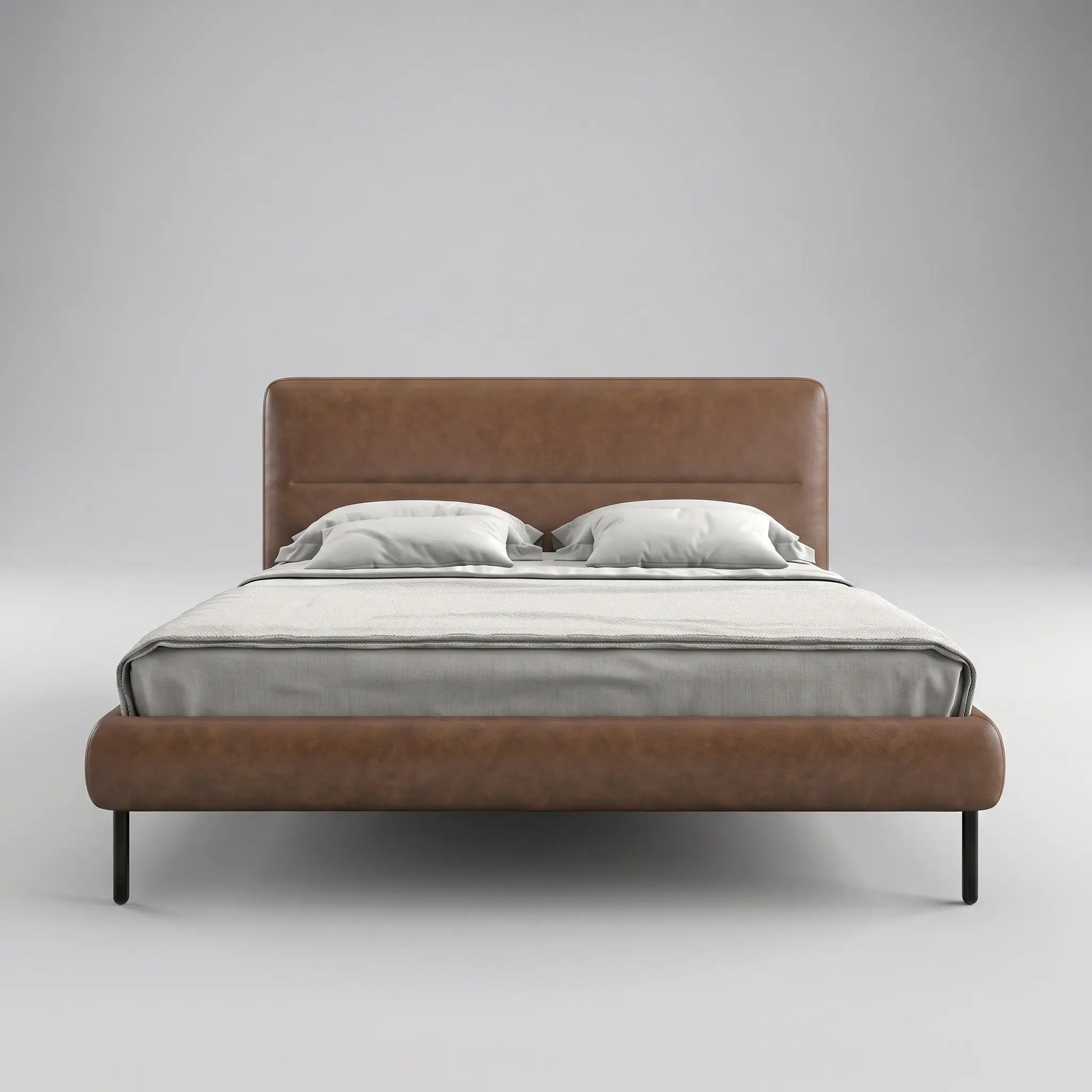 Cama marrom com cabeceira alta retangular, duas almofadas e roupa de cama clara