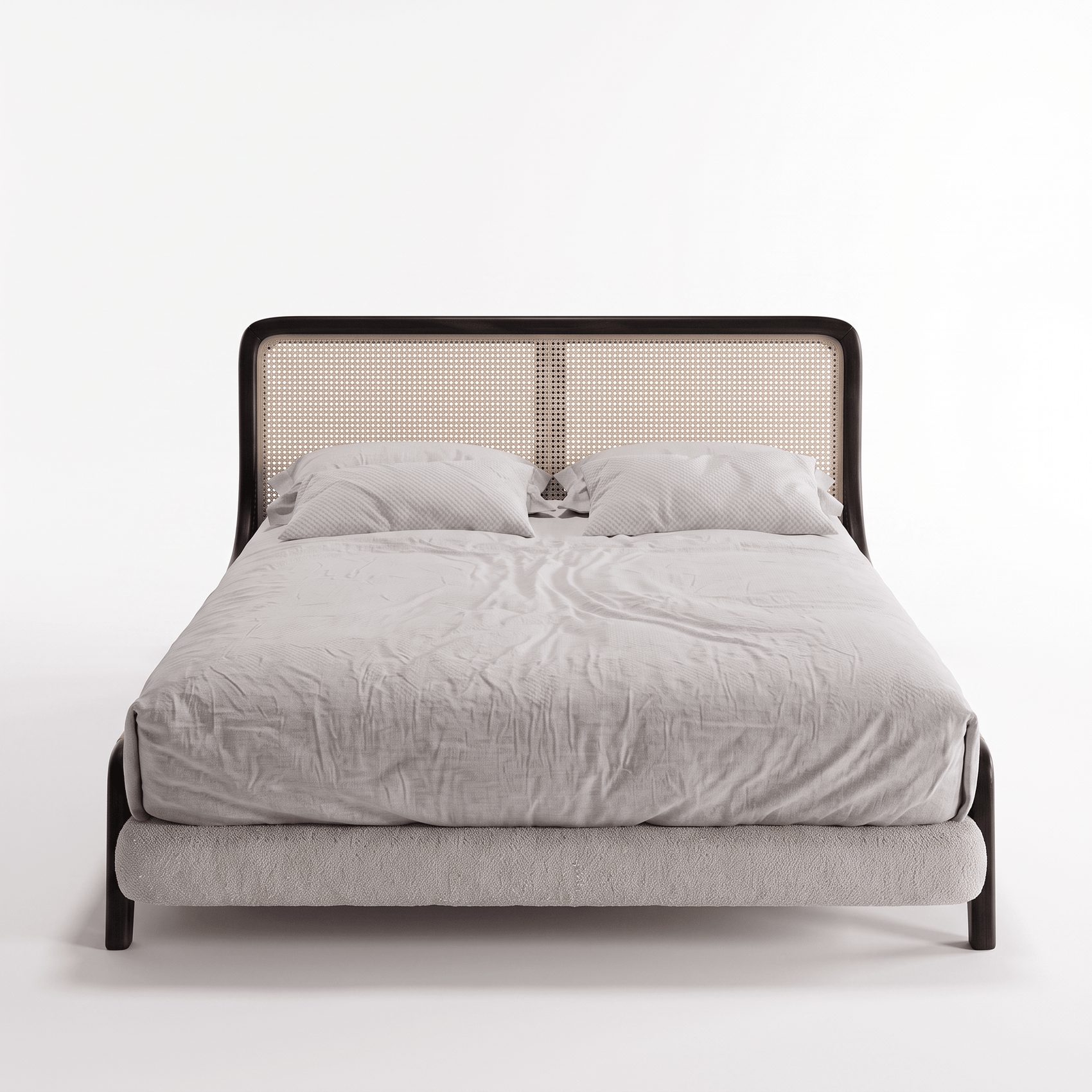 Cama com cabeceira vazada e travesseiros cinza claro sobre colchão.