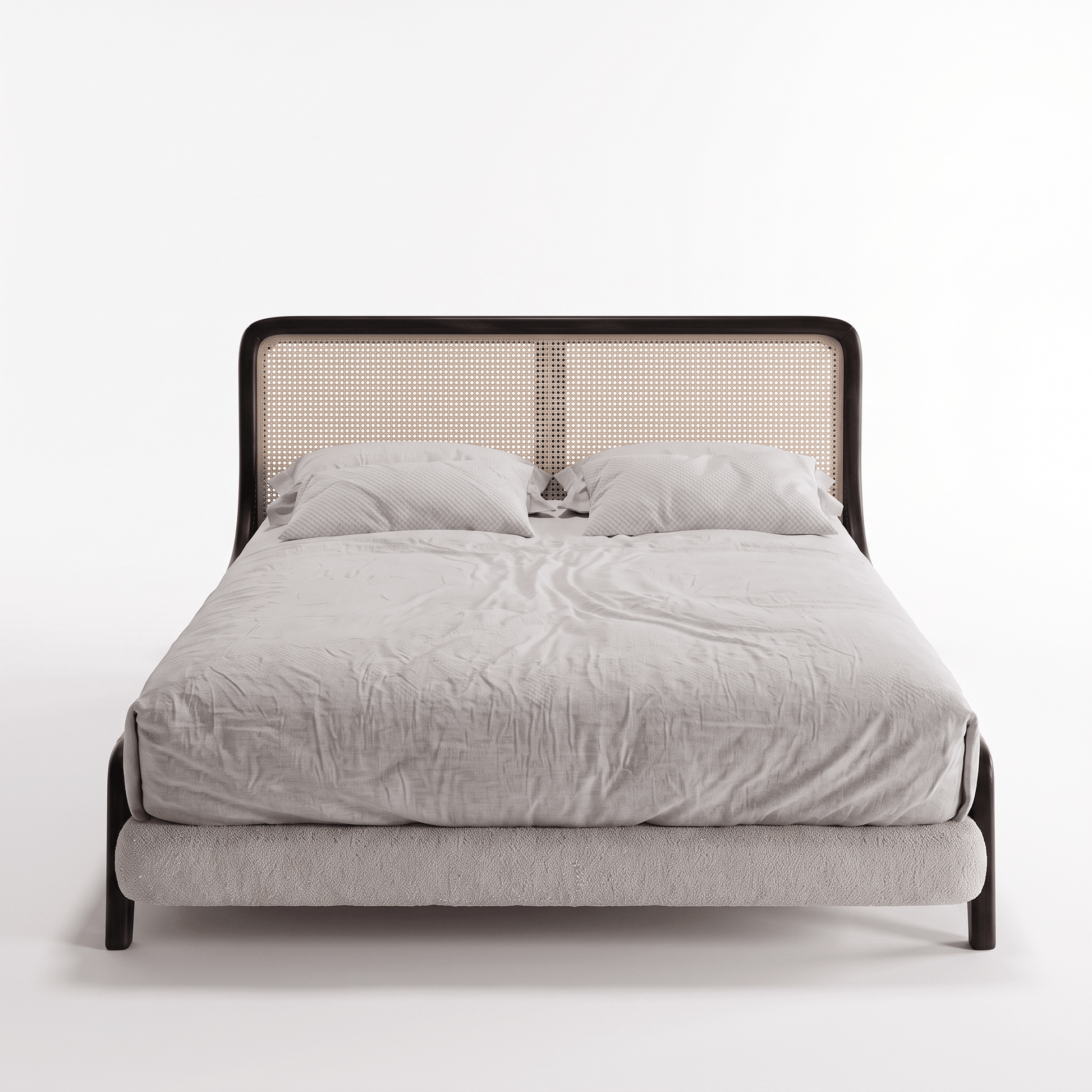 Cama com cabeceira vazada e travesseiros cinza claro sobre colchão.