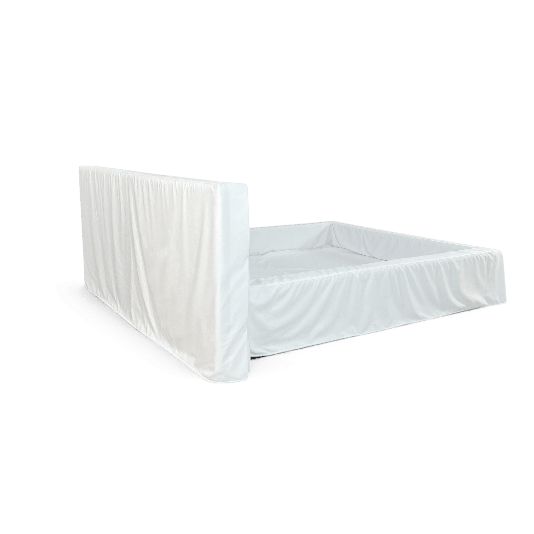 Cama queen com capa branca de sarja, vista lateral com cabeceira alta