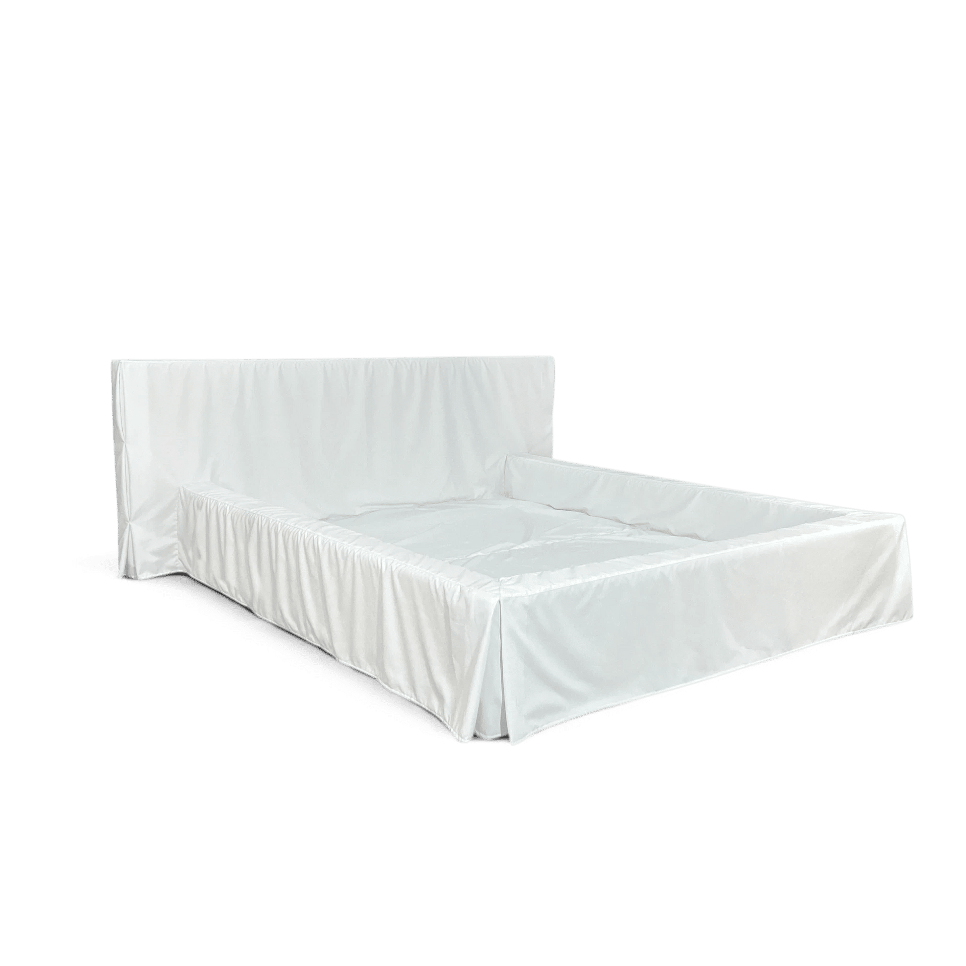 Cama queen com capa branca de sarja, com cabeceira e base estofada
