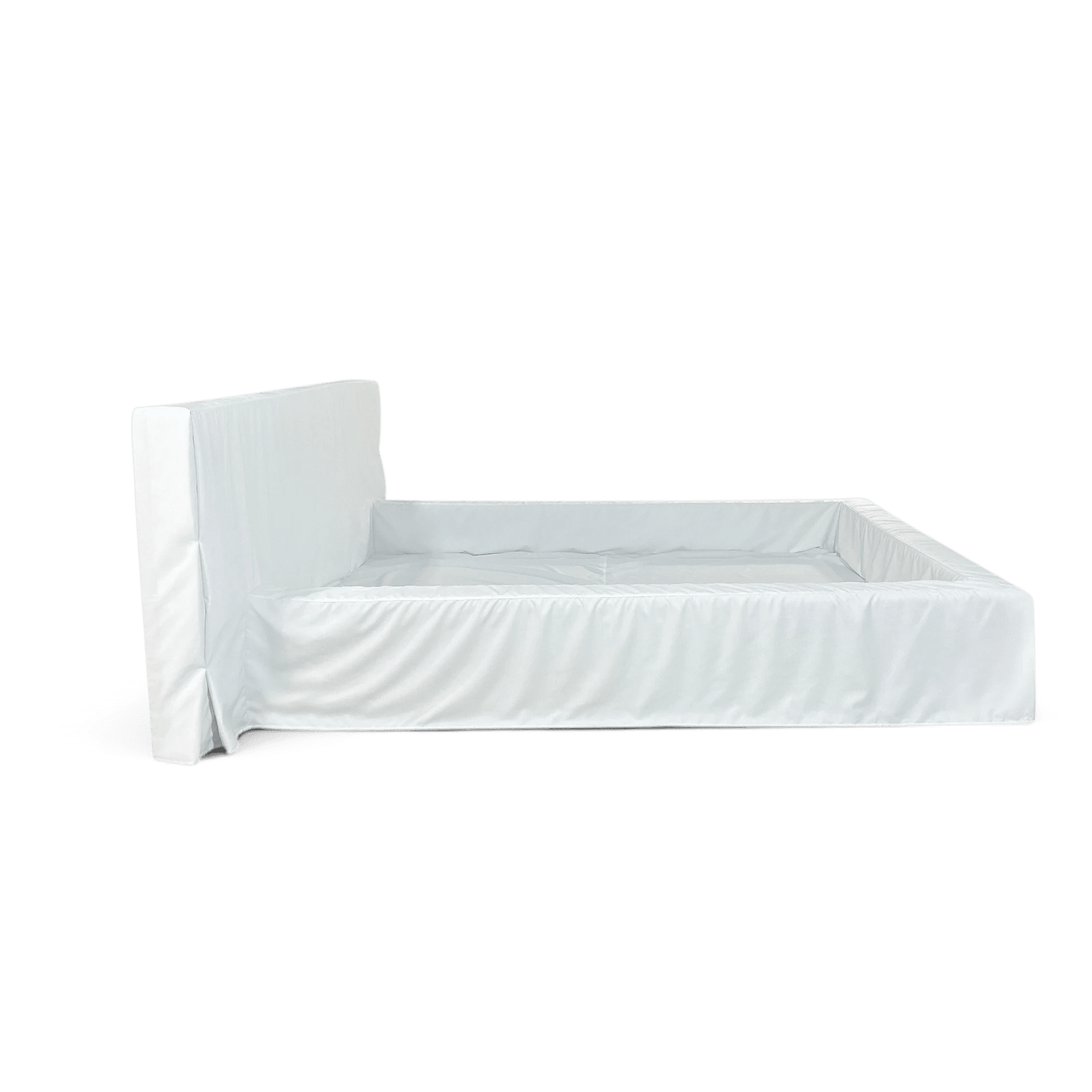 Cama queen com capa branca de sarja, vista em perspectiva lateral