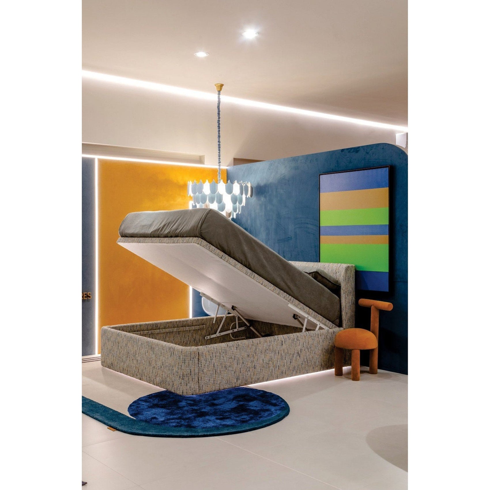 Cama cinza com box baú e abertura basculante, em ambiente com decoração colorida