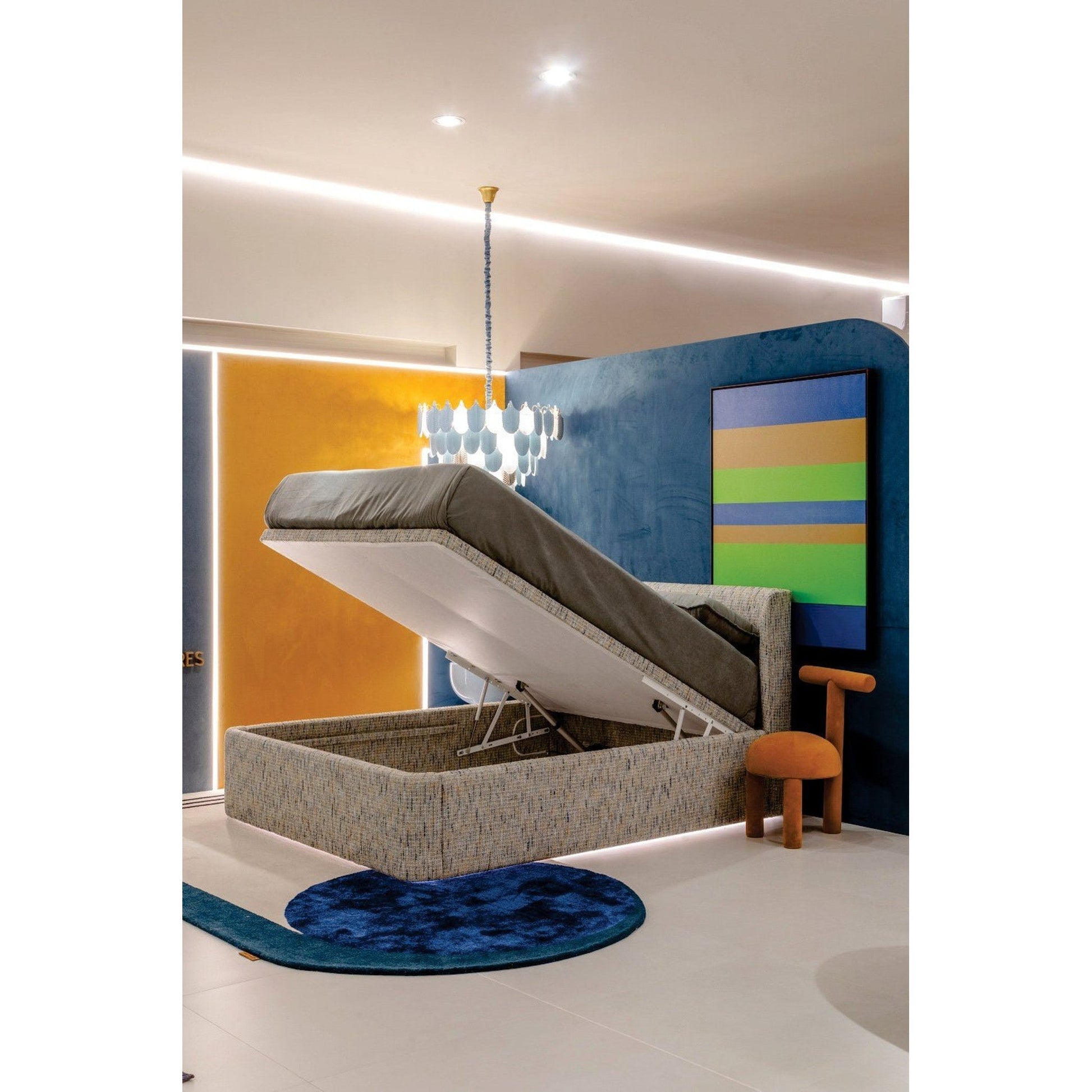 Cama cinza com box baú e abertura basculante, em ambiente com decoração colorida
