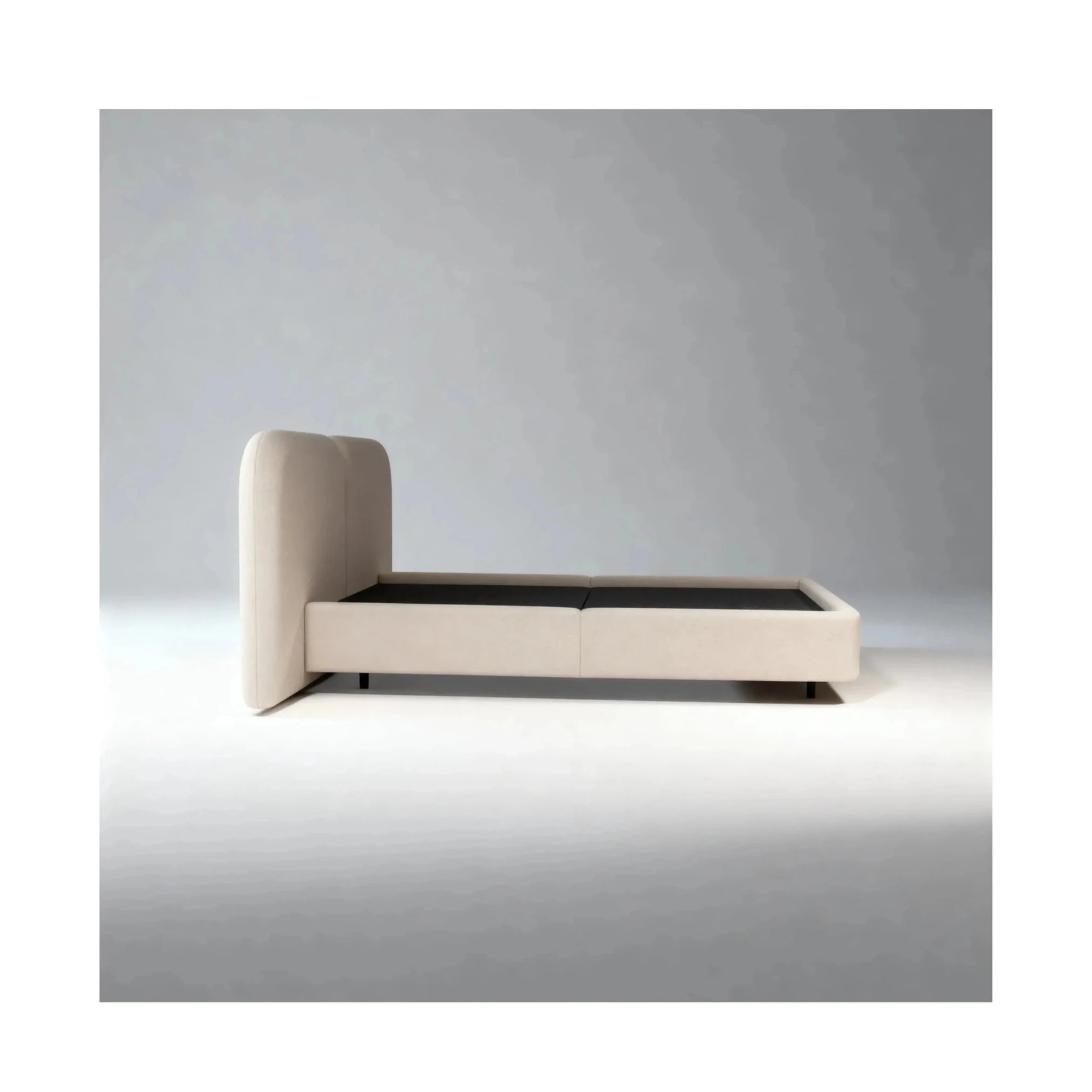 Cama estofada Luna com cabeceira lateral baixa e base retangular, bege-claro