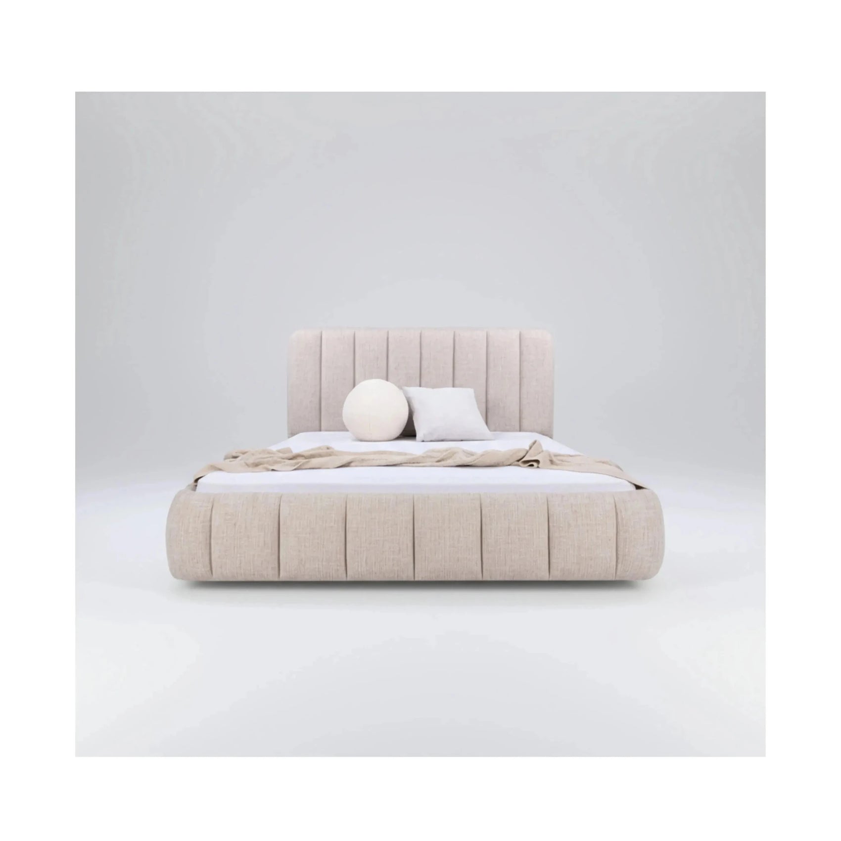 Cama Noir estofada bege com cabeceira alta e almofadas brancas redondas e quadradas
