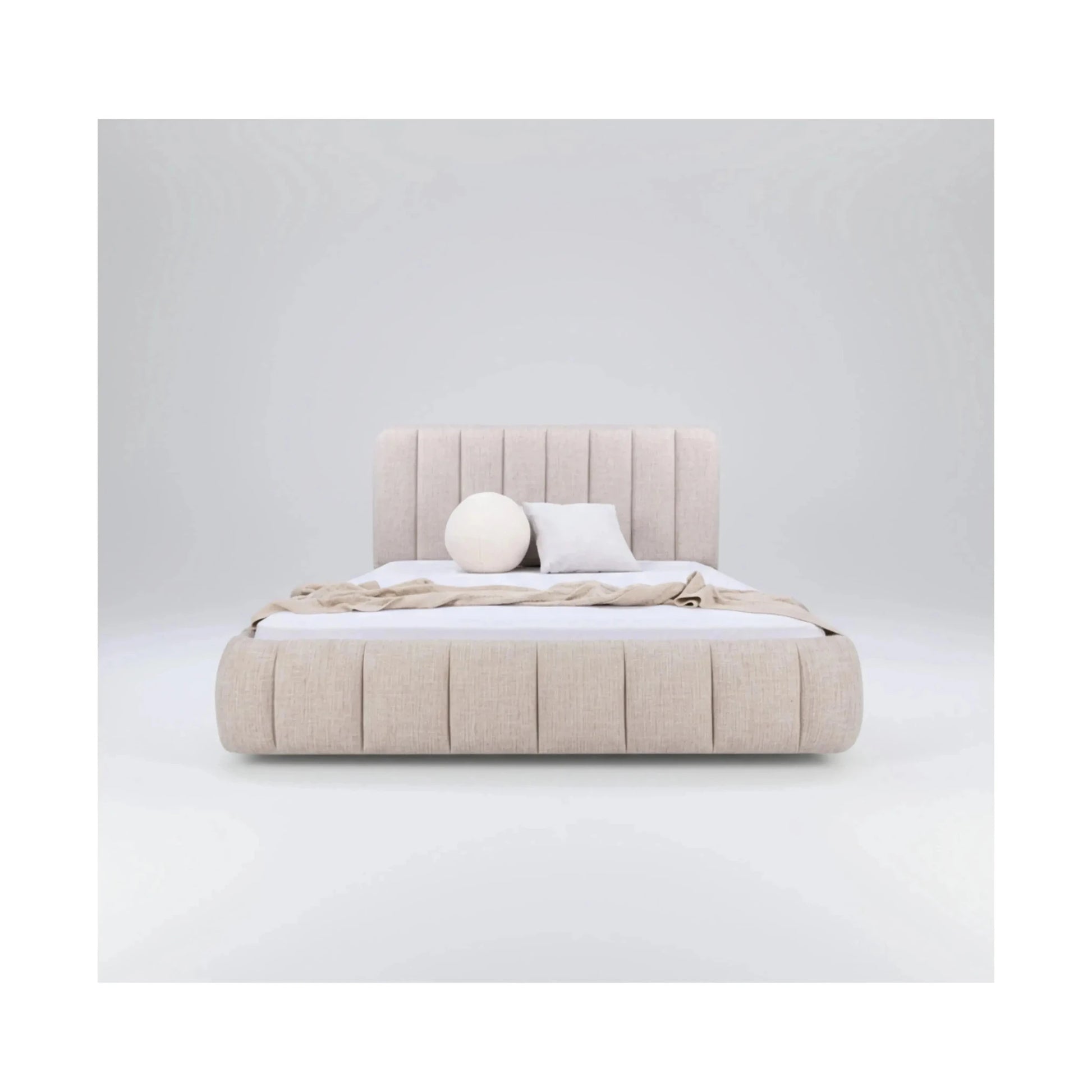 Cama Noir estofada bege com cabeceira alta e almofadas brancas redondas e quadradas