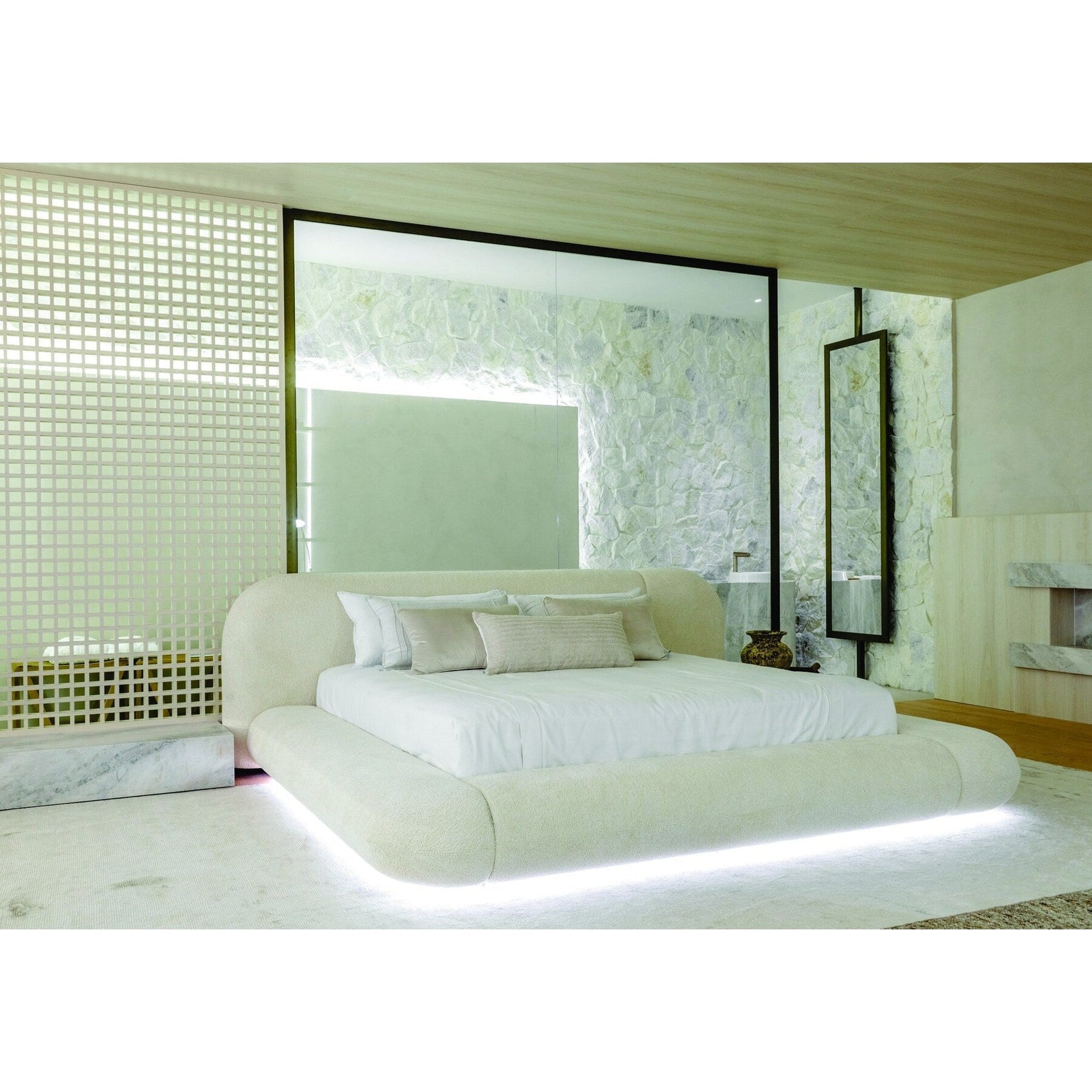 Cama orgânica estofada clara com colchão branco e cabeceira reta acolchoada