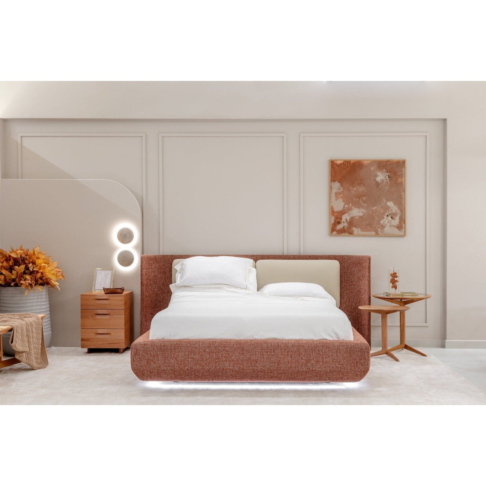 Cama estofada marrom com cabeceira alta, conjunto de roupa de cama branco e travesseiros